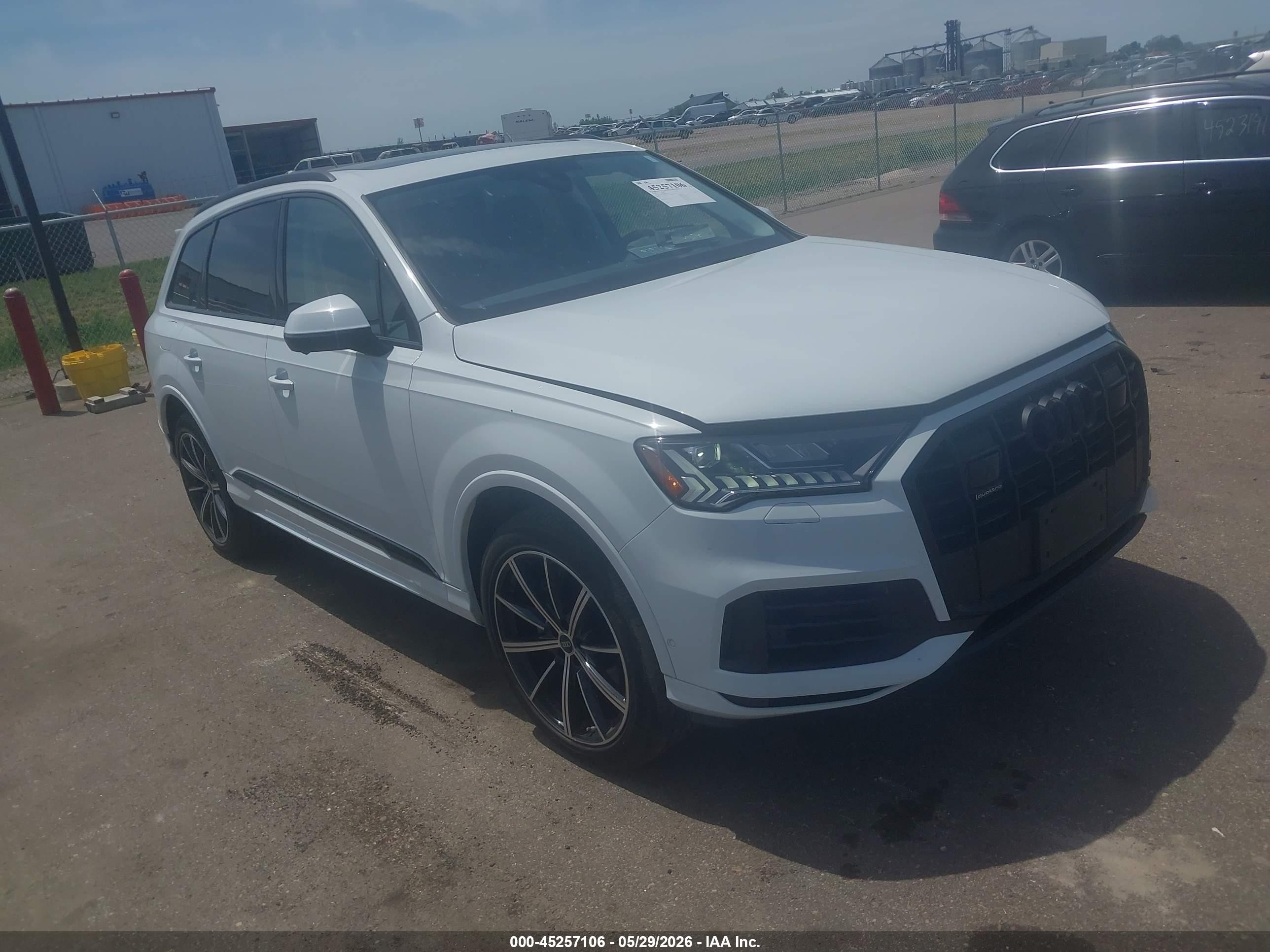2024 Audi Q7 Premium Plus, VIN WA1LXBF72RD007055 — Бок