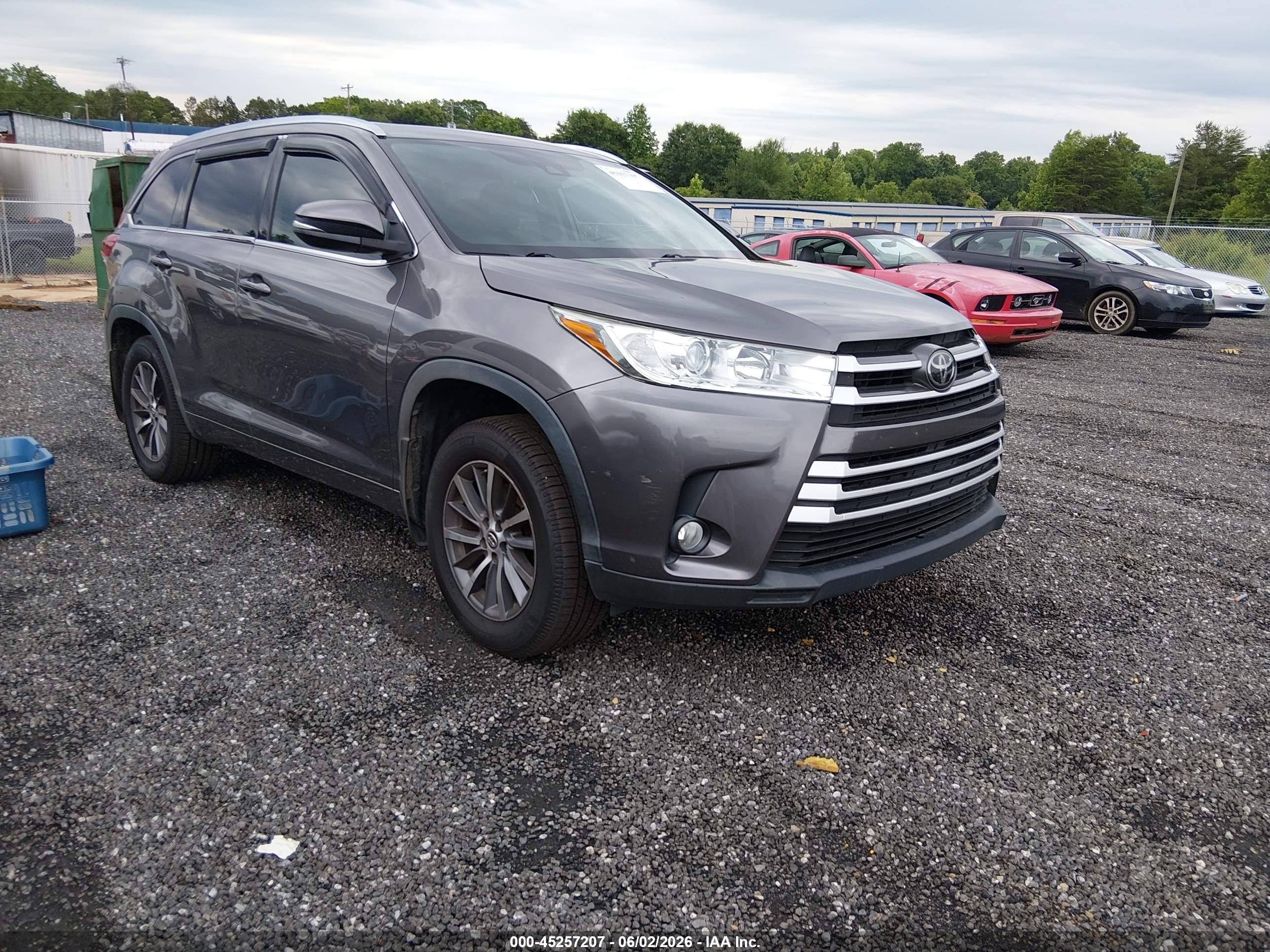 2018 Toyota Highlander XLE, VIN 5TDJZRFHXJS561932 — Side