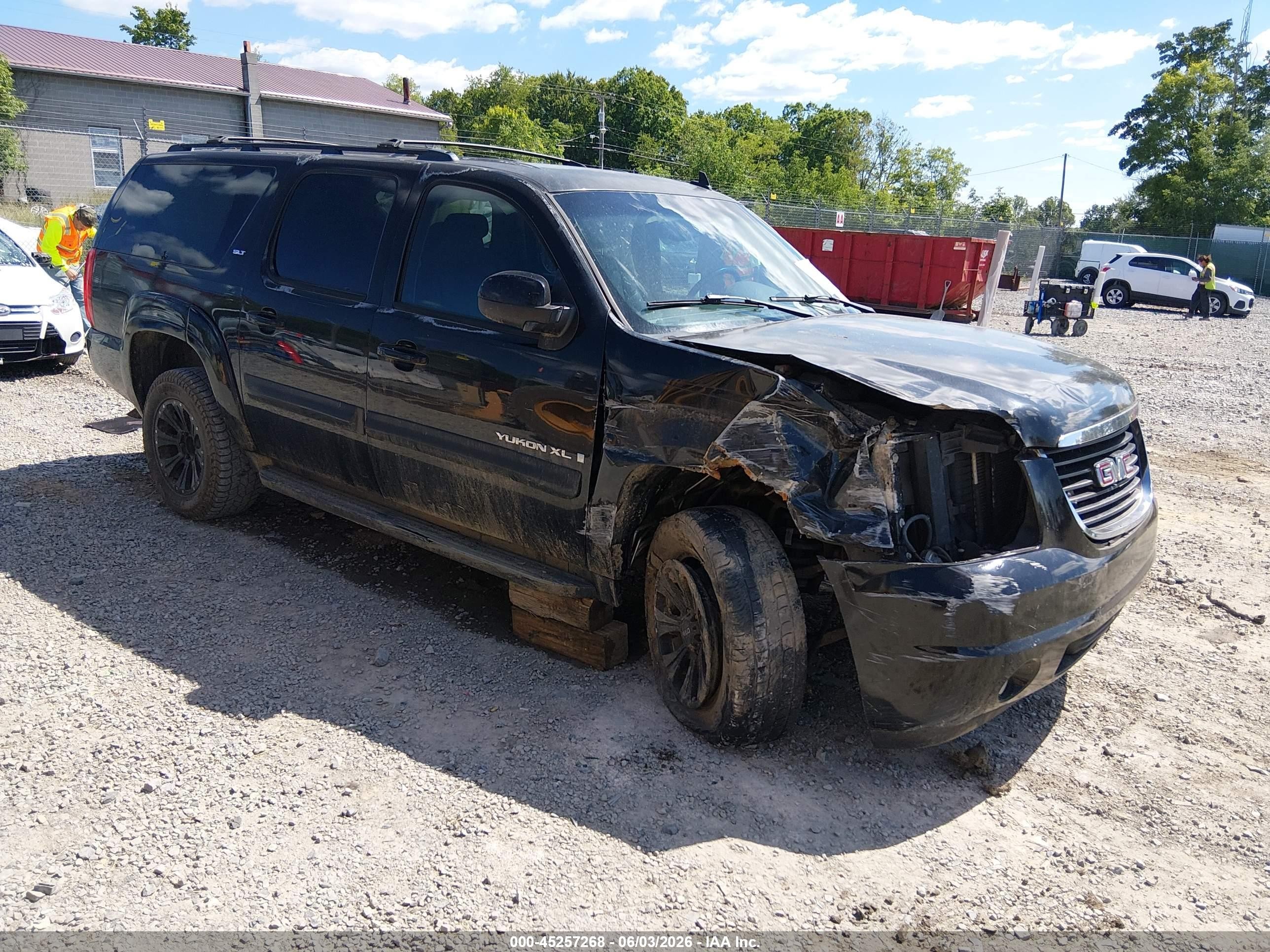 2008 GMC Yukon XL SLT 4SB, VIN 1GKFK16348J149078 — Перед