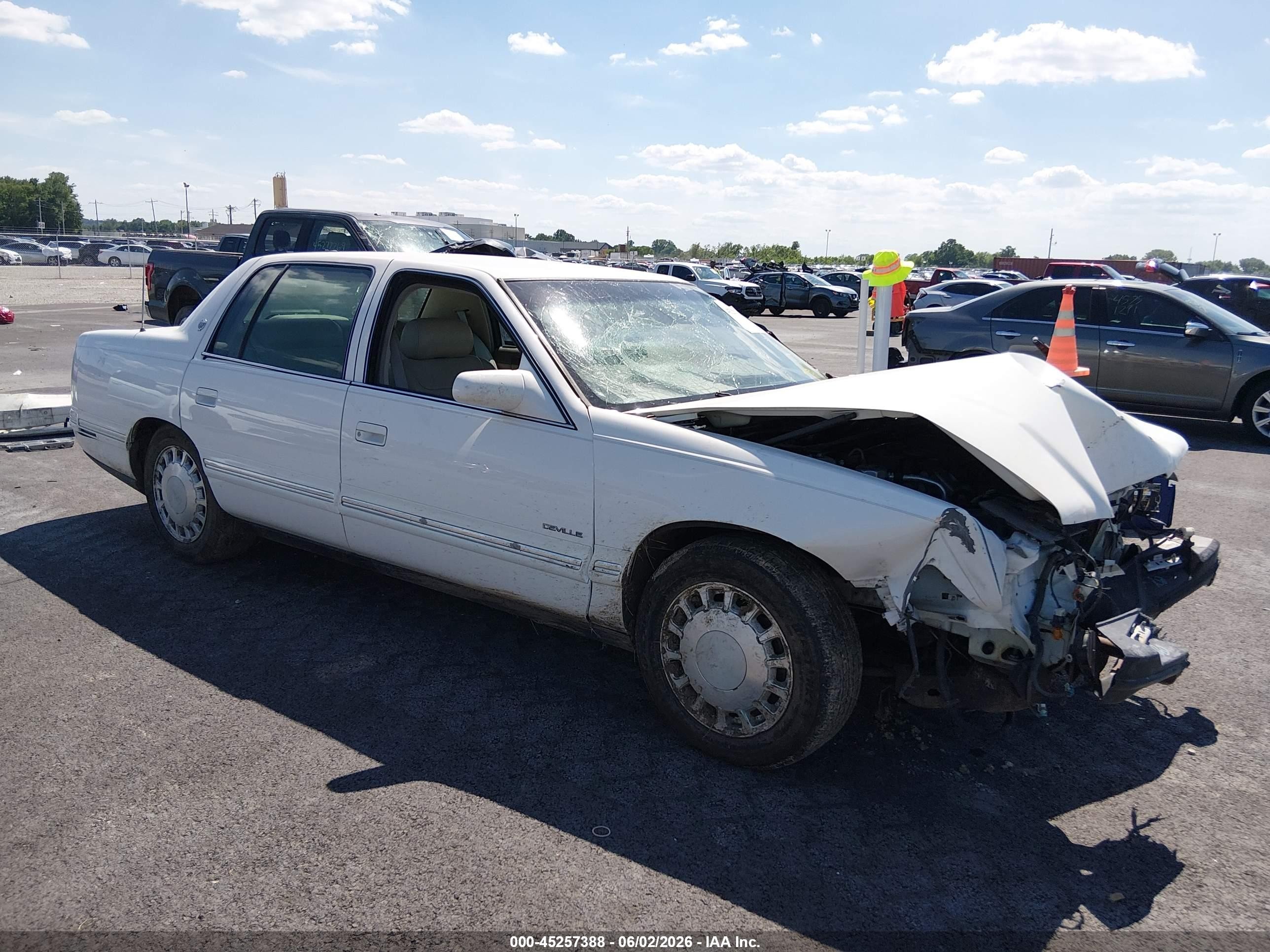 1999 Cadillac DeVille, VIN 1G6KD54Y1XU713151 — Front end