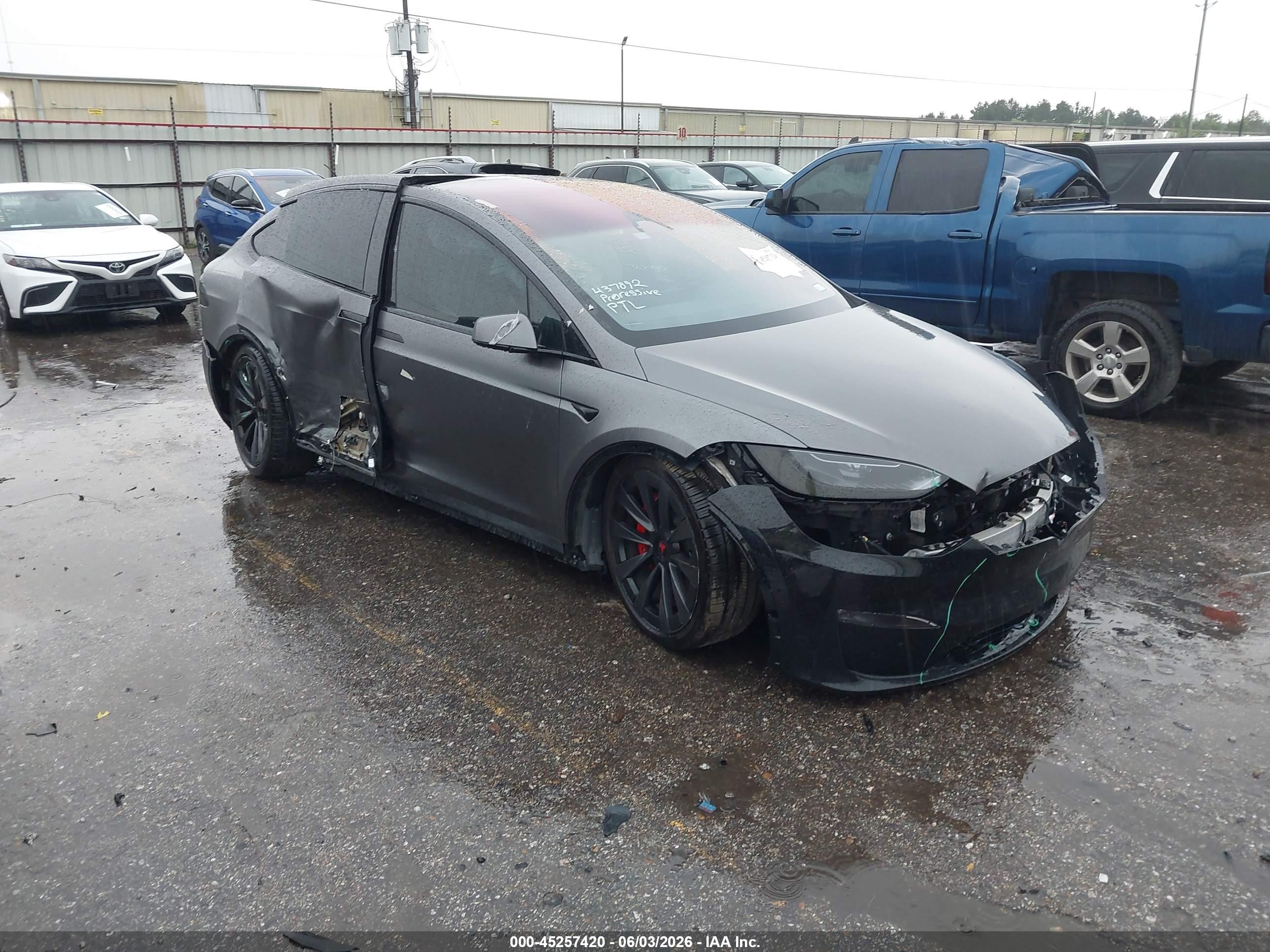 2024 Tesla Model X Plaid, VIN 7SAXCBE6XRF437892 — Front end