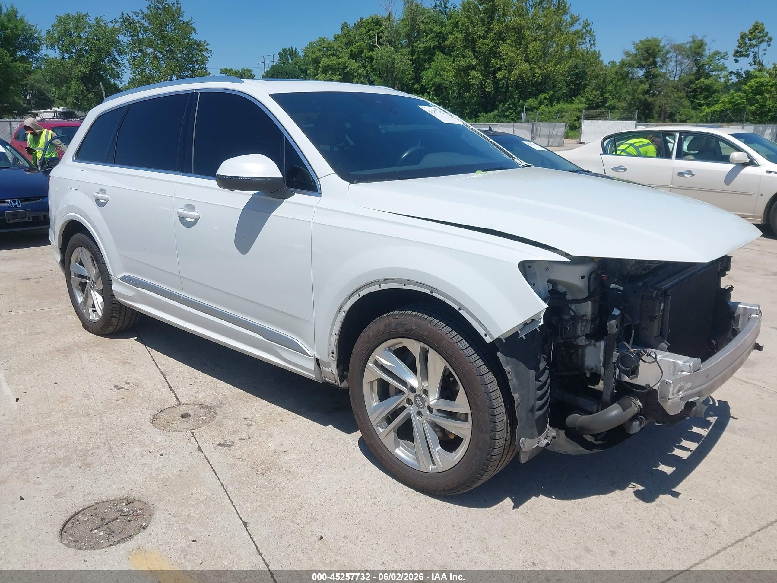 2020 Audi Q7 Premium Plus, VIN WA1LJAF70LD010135 — Перед