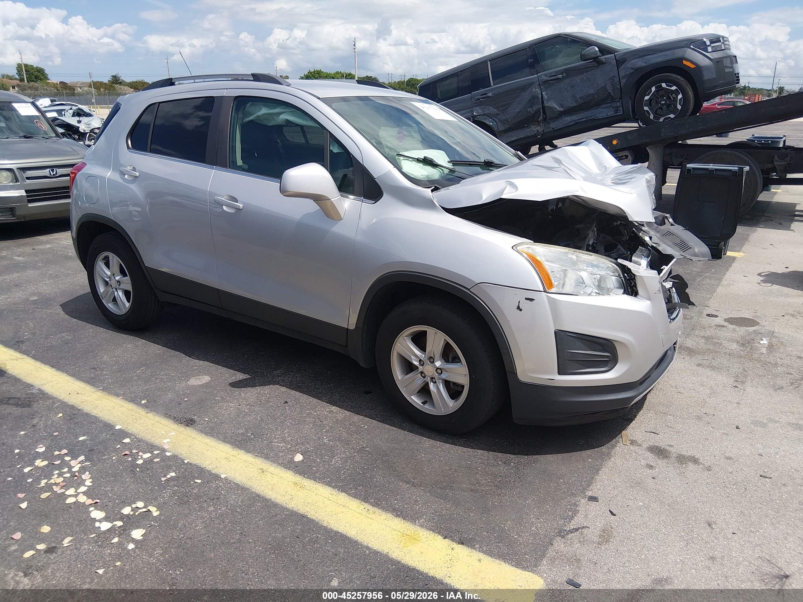 2016 Chevrolet Trax LT, VIN 3GNCJLSB7GL262046 — Front end