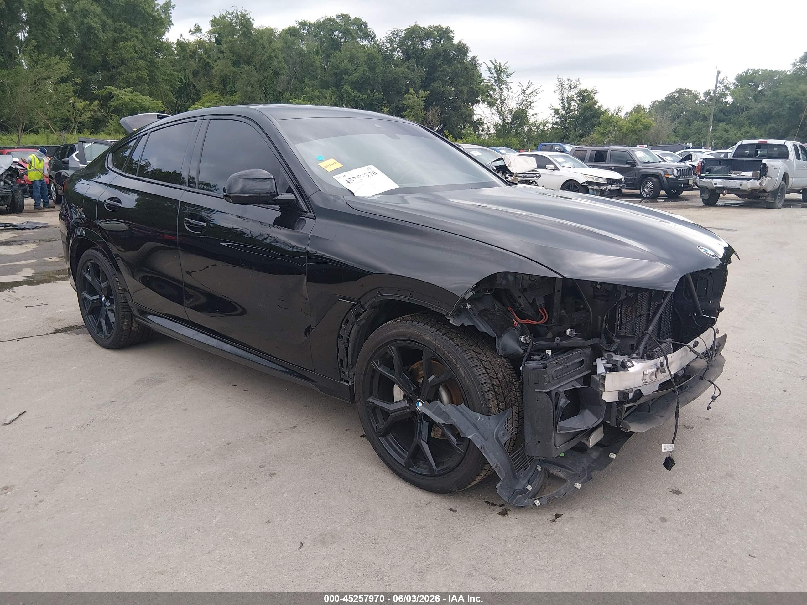 2020 BMW X6 xDrive40i, VIN 5UXCY6C08L9D00858 — Перед