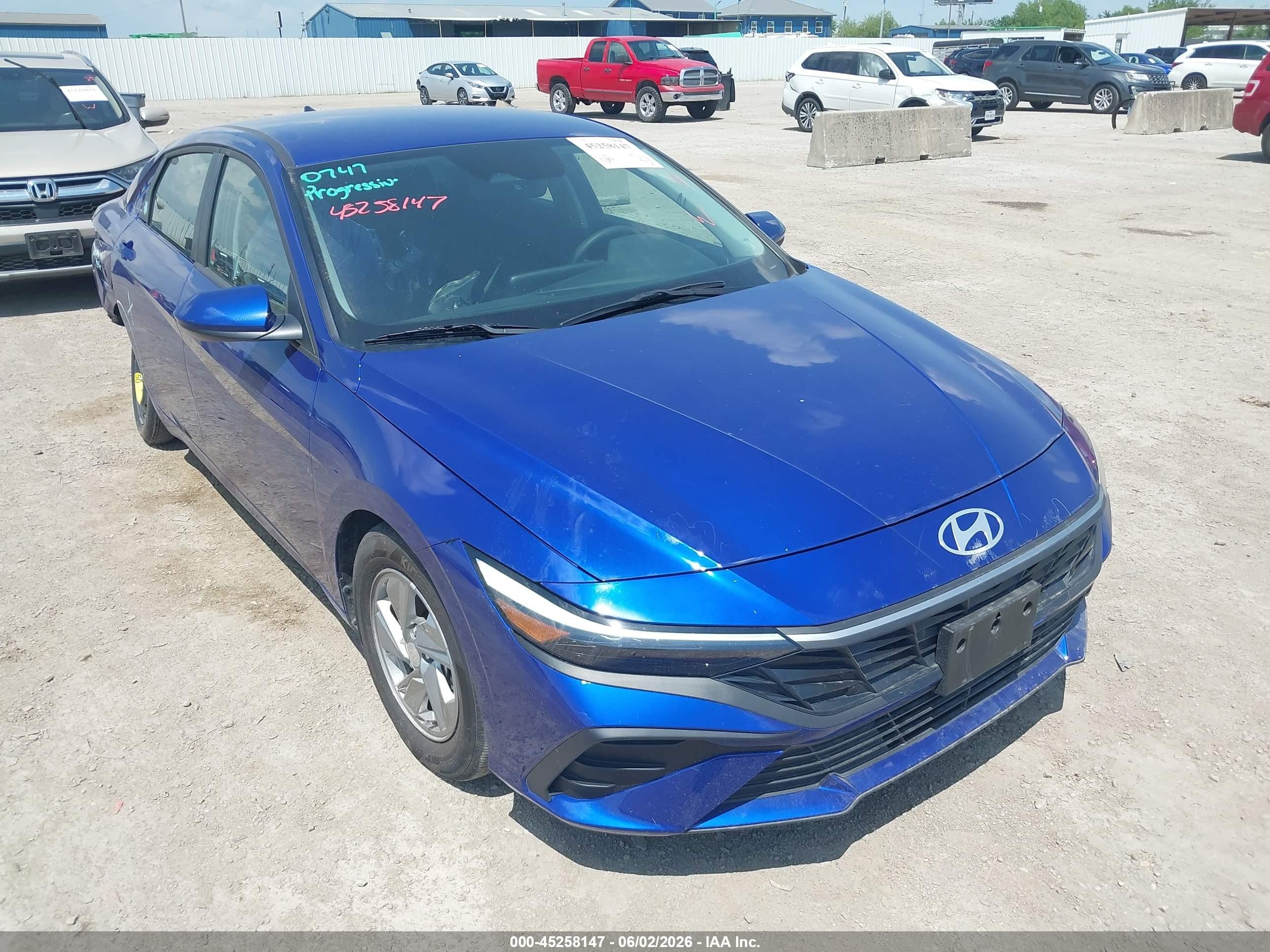 2025 Hyundai Elantra SE, VIN KMHLL4DG2SU041854 — Rear end
