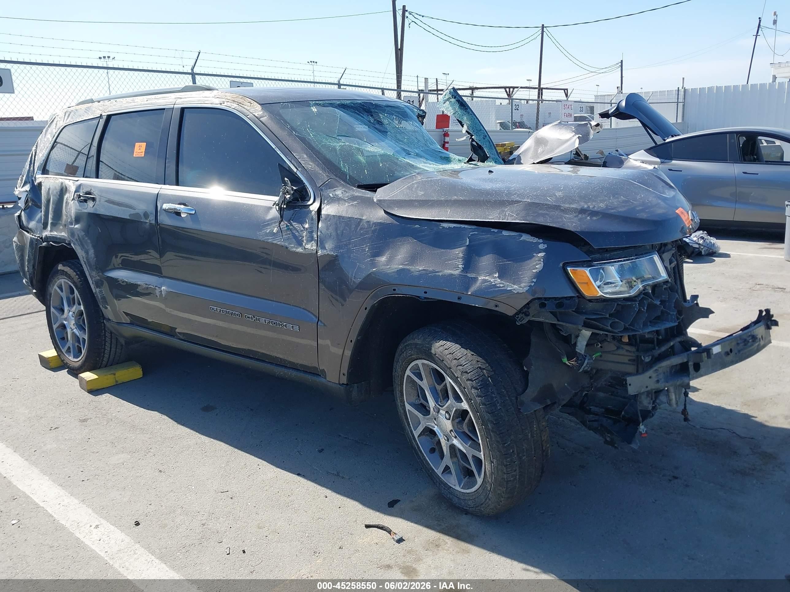 2020 Jeep Grand Cherokee Limited, VIN 1C4RJEBG7LC246607 — Side