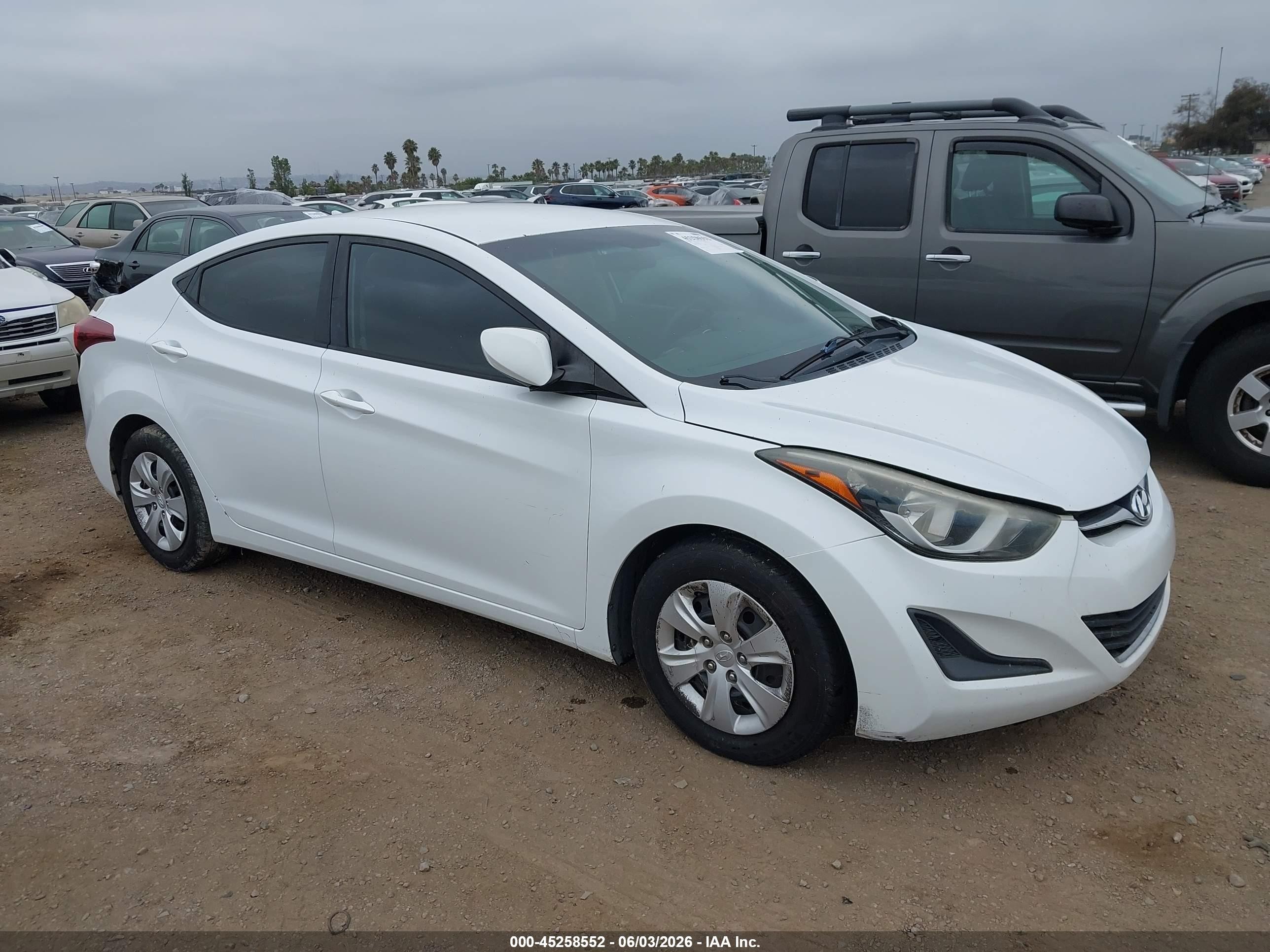 2016 Hyundai Elantra SE, VIN 5NPDH4AE2GH714351 — Normal wear