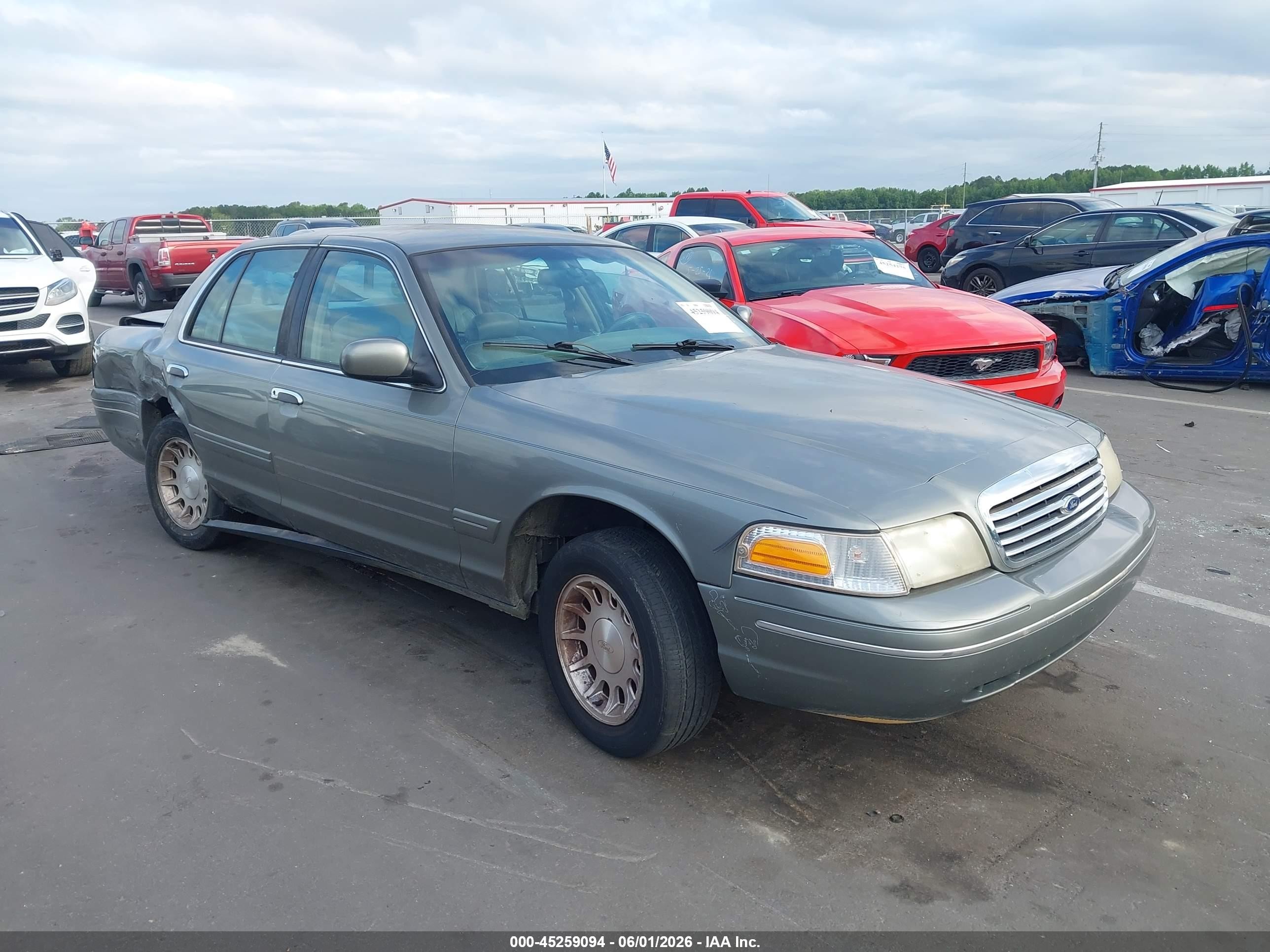 1999 Ford Crown Victoria LX, VIN 2FAFP74W8XX142577 — Rear end