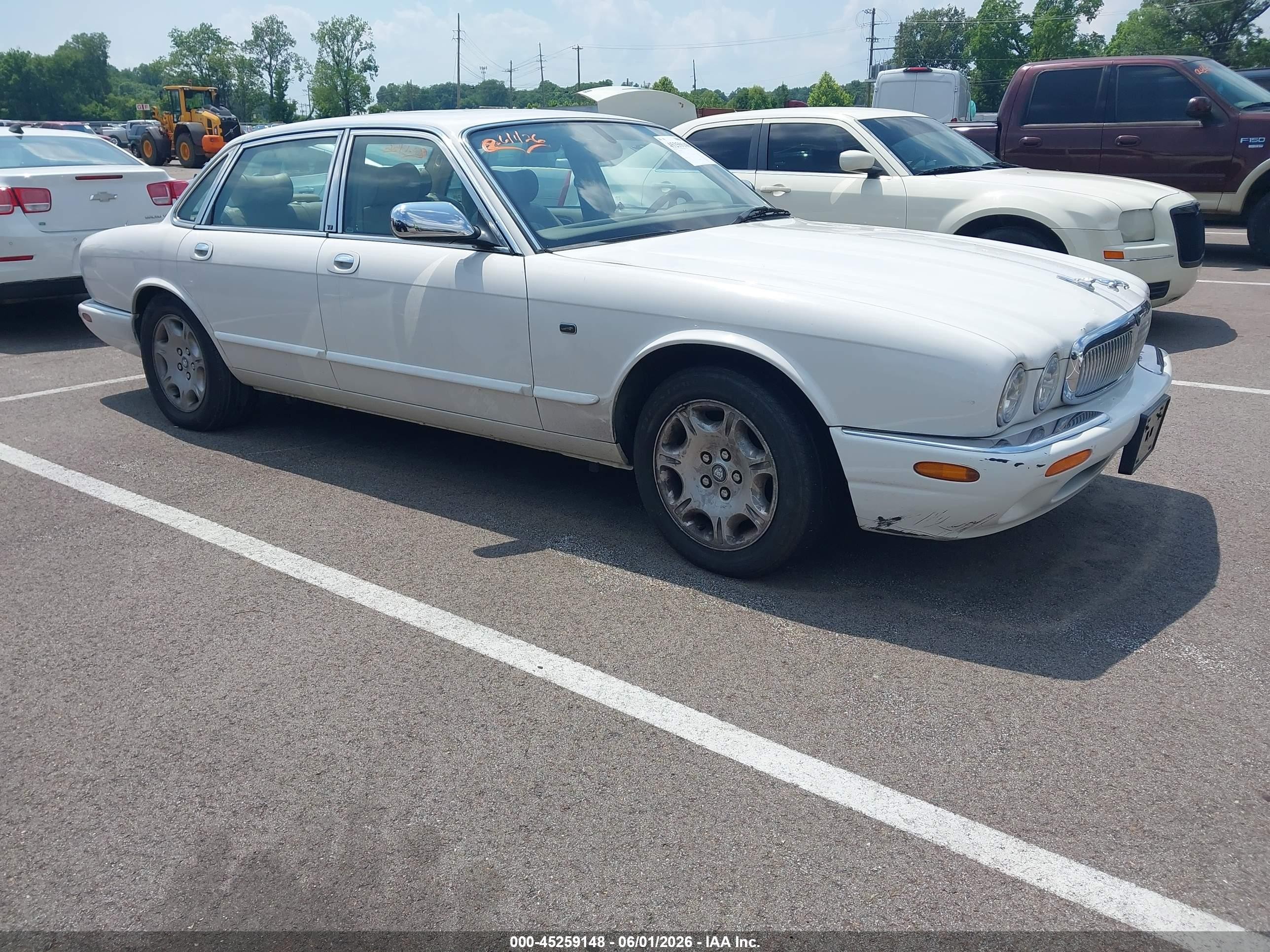 2003 Jaguar XJ 8, VIN SAJDA14C33LF58666 — Front end