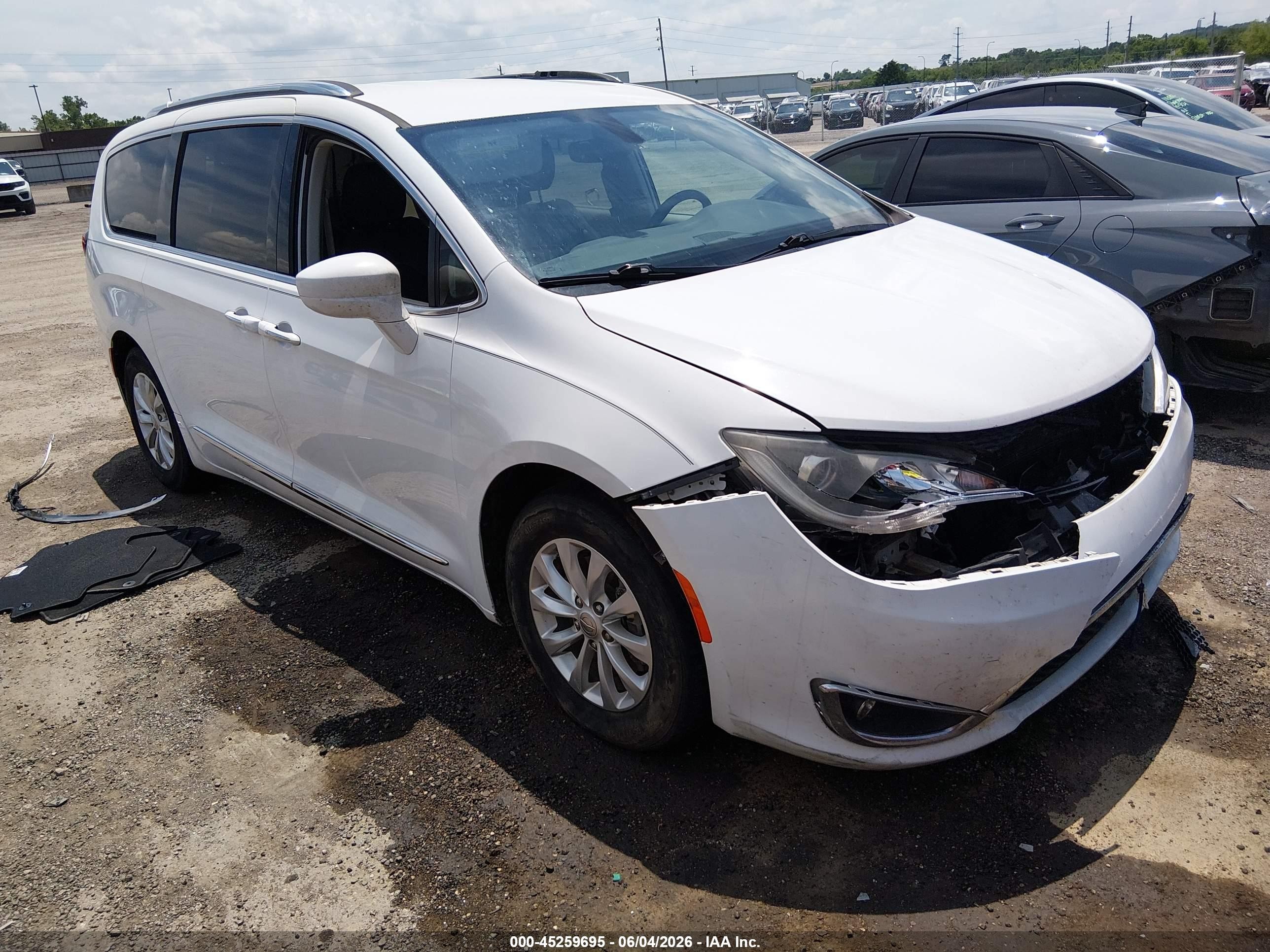 2019 Chrysler Pacifica Touring L, VIN 2C4RC1BG5KR531704 — Перед