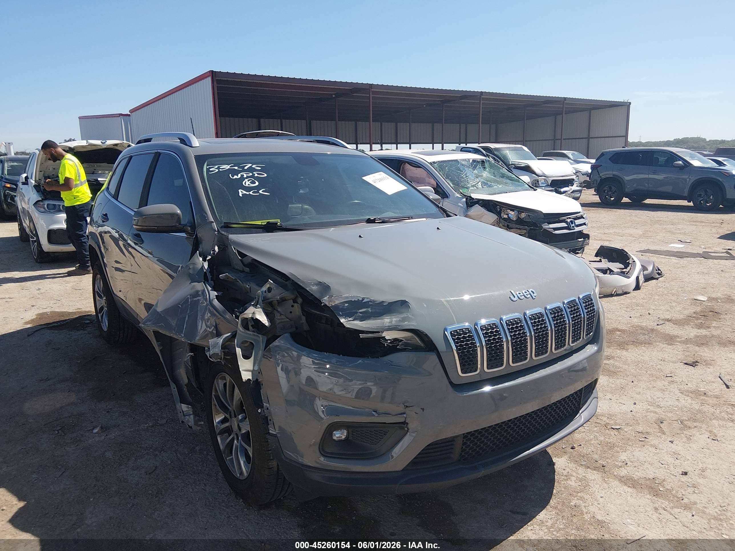2019 Jeep Cherokee Latitude Plus, VIN 1C4PJMLBXKD365264 — Front end