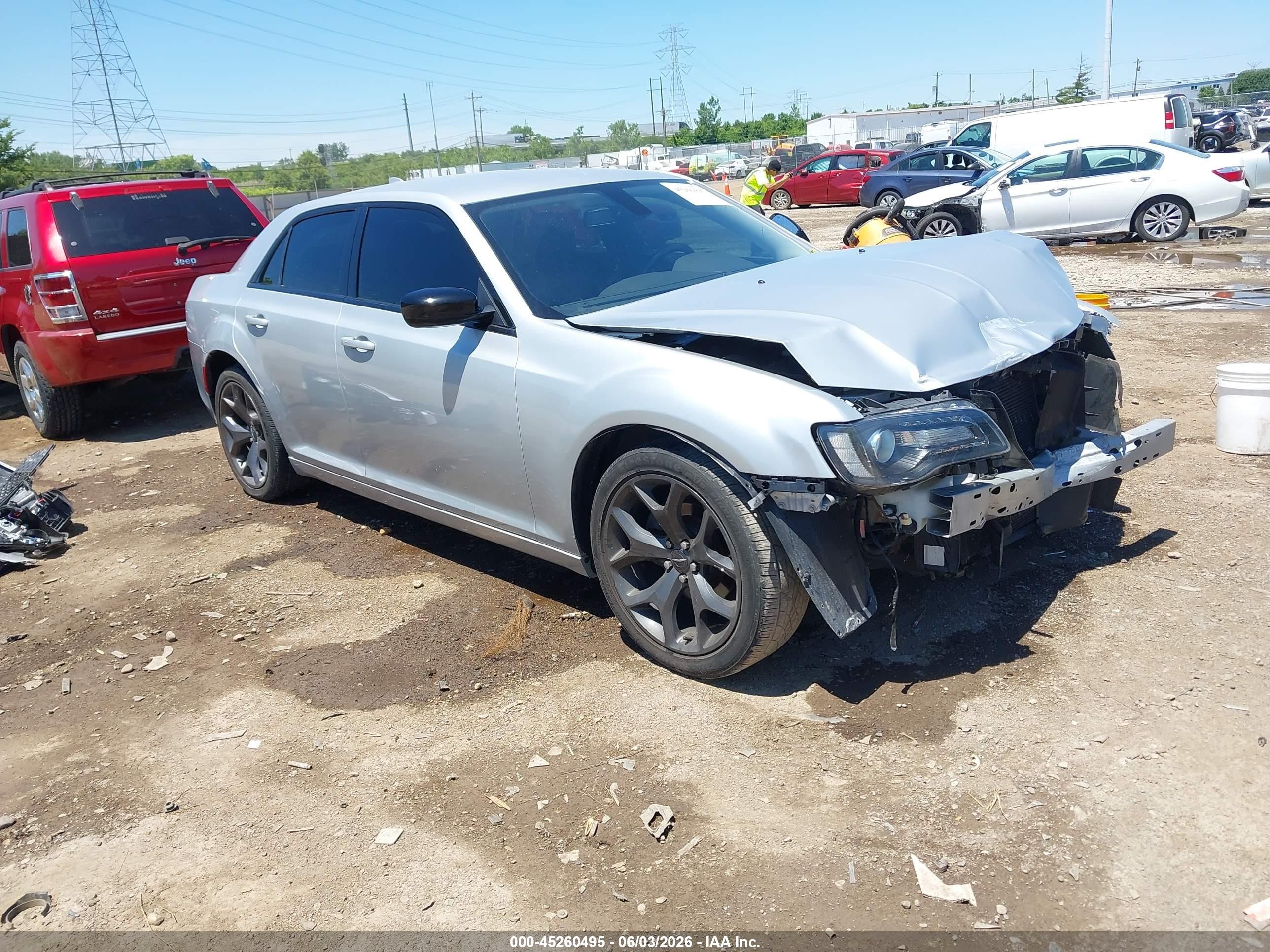 2020 Chrysler 300 Touring, VIN 2C3CCAAG0LH239395 — Перед