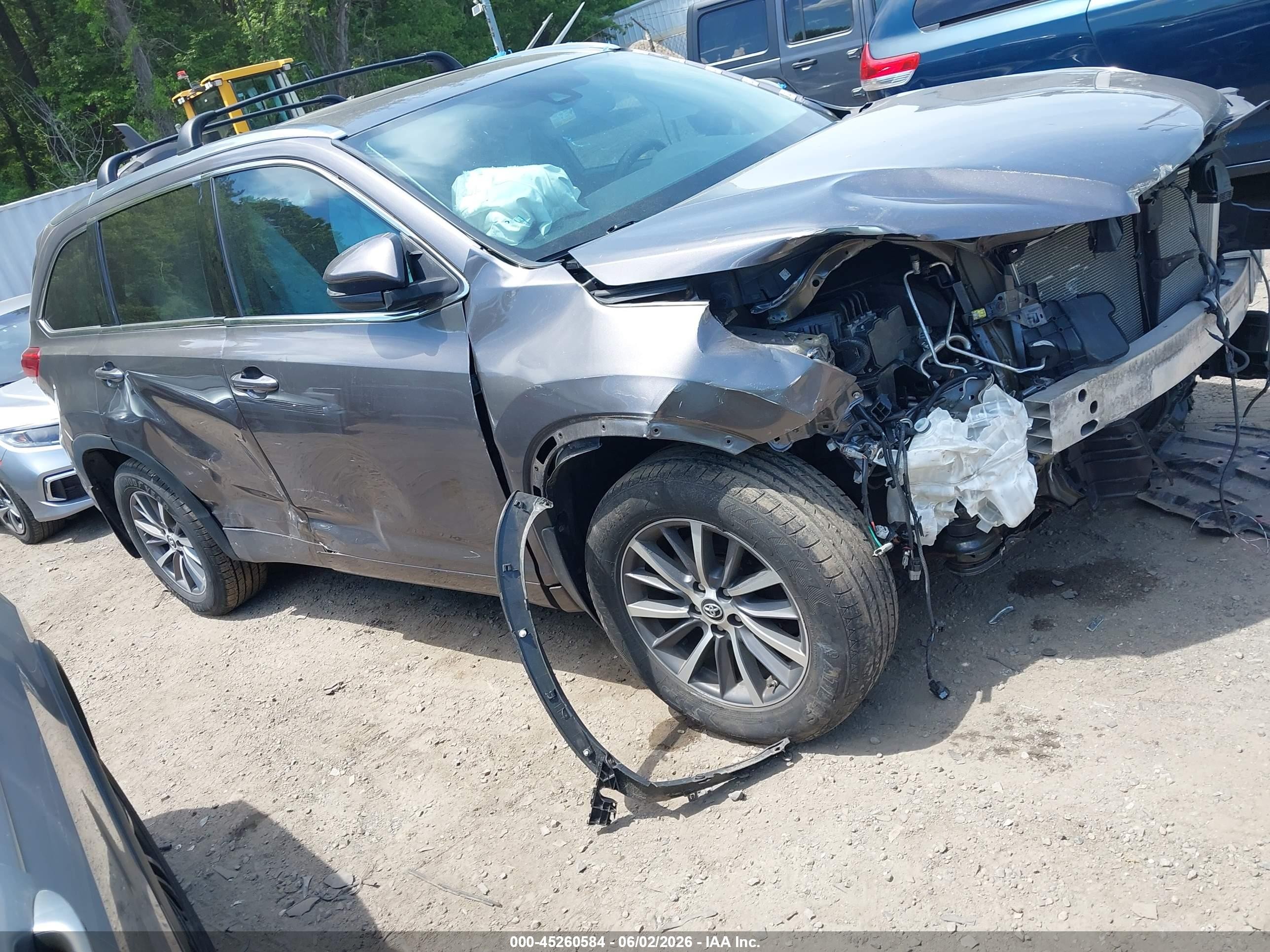 2018 Toyota Highlander XLE, VIN 5TDJZRFH3JS913491 — Перед