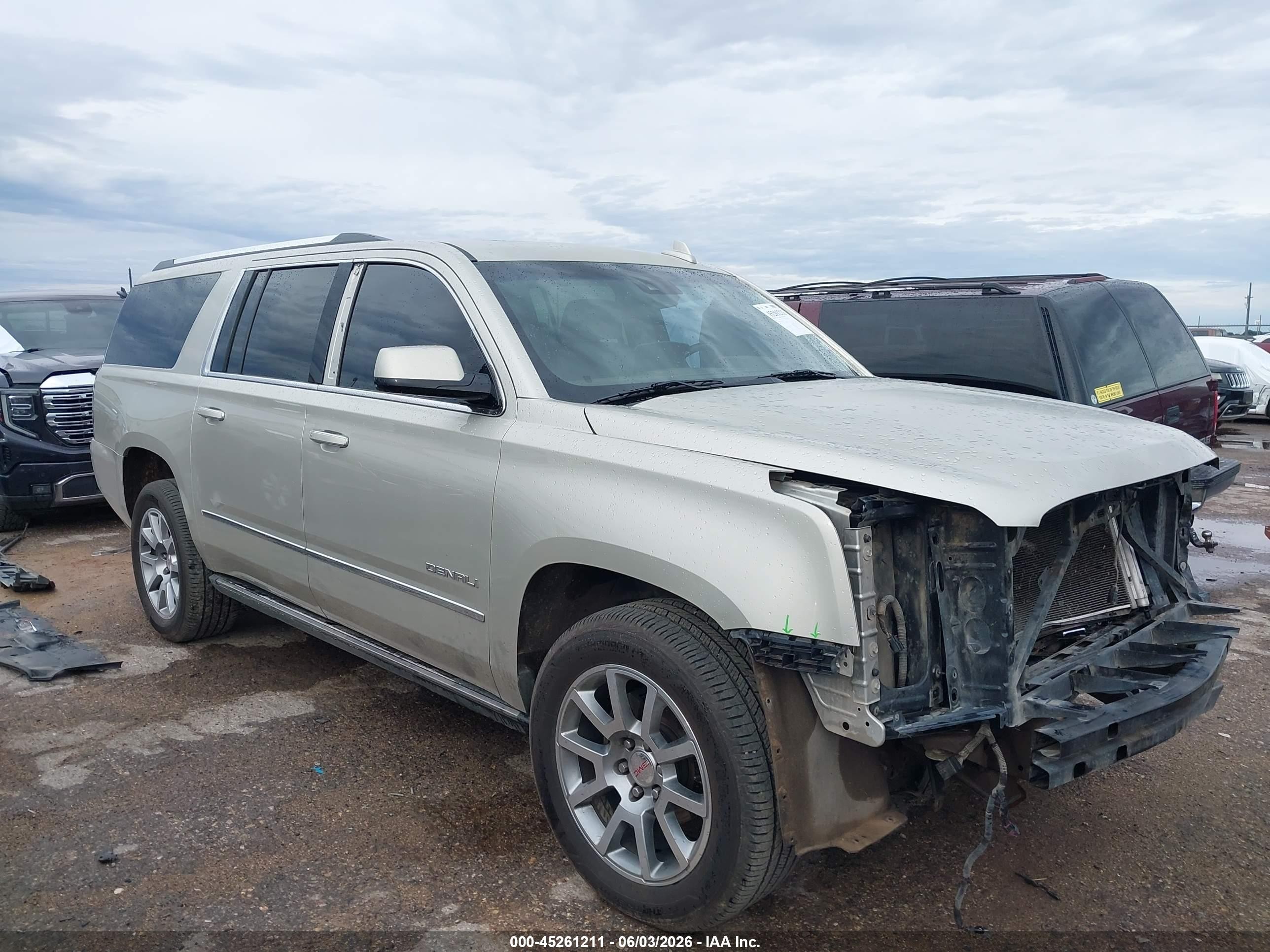 2015 GMC Yukon XL Denali, VIN 1GKS2JKJ9FR724793 — Front end