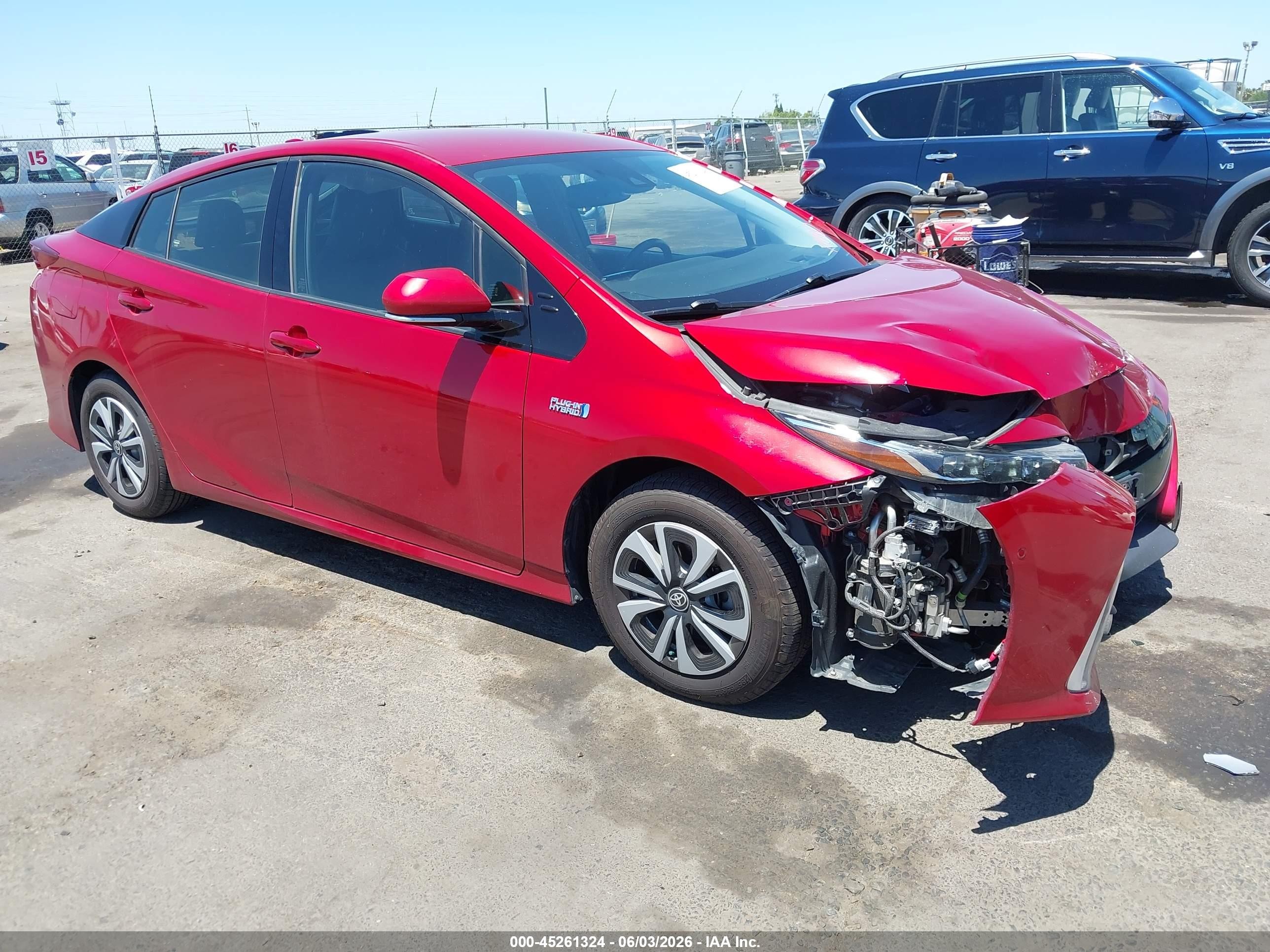 2017 Toyota Prius Premium, VIN JTDKARFP2H3023532 — Front end