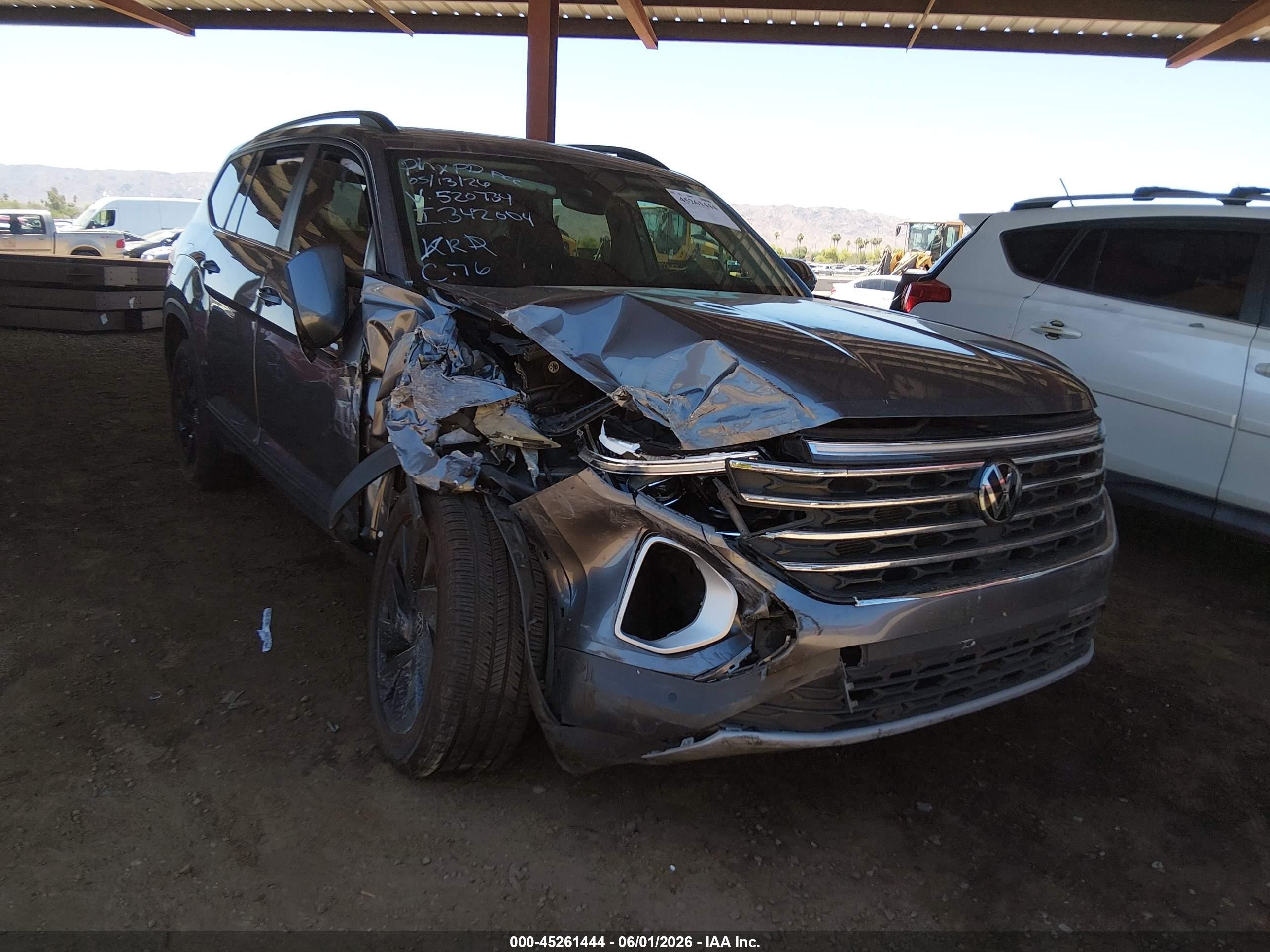 2024 Volkswagen Atlas SE, VIN 1V2KR2CA1RC520734 — Front end