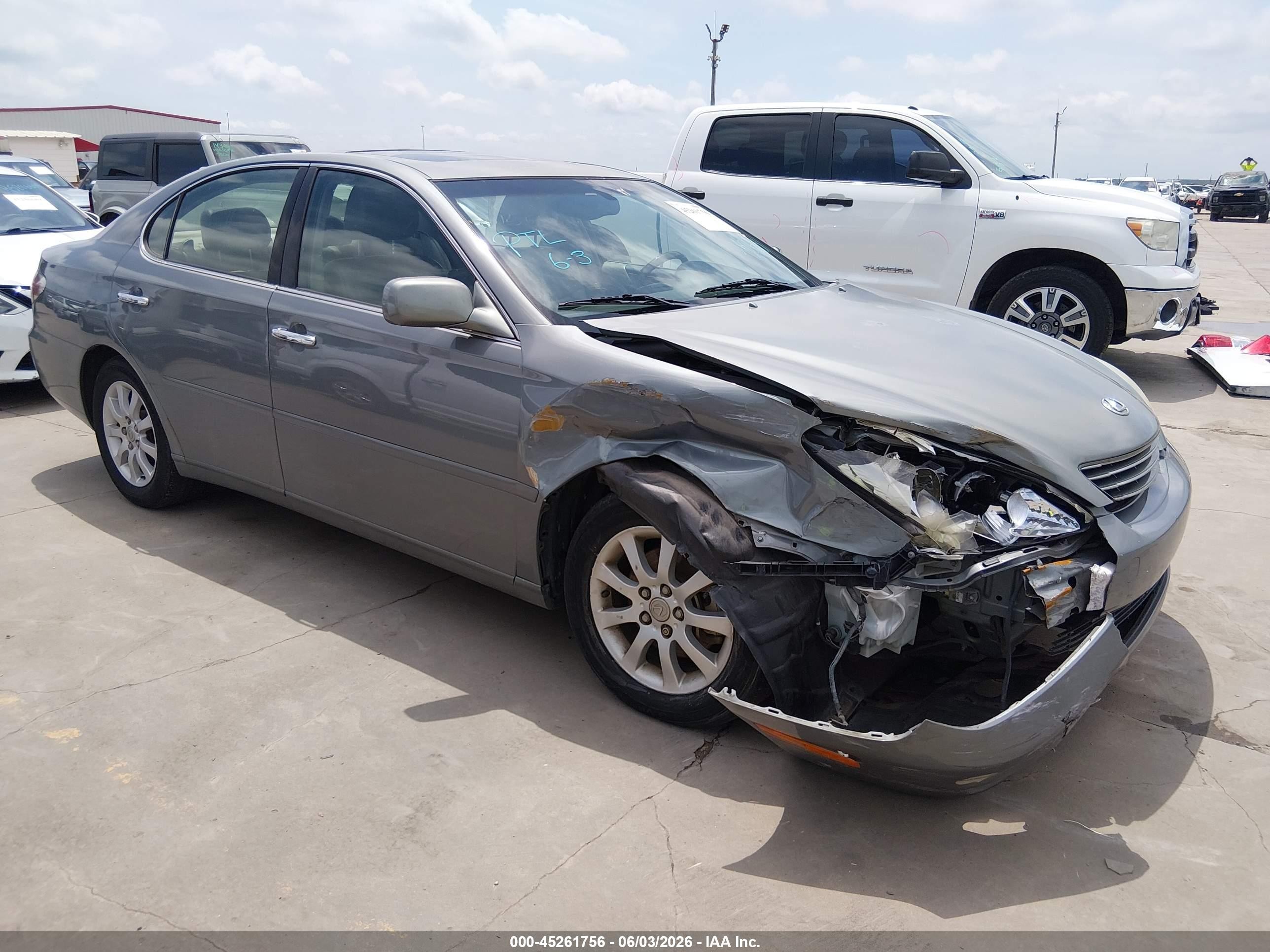 2002 Lexus ES 300, VIN JTHBF30G325023332 — Front end