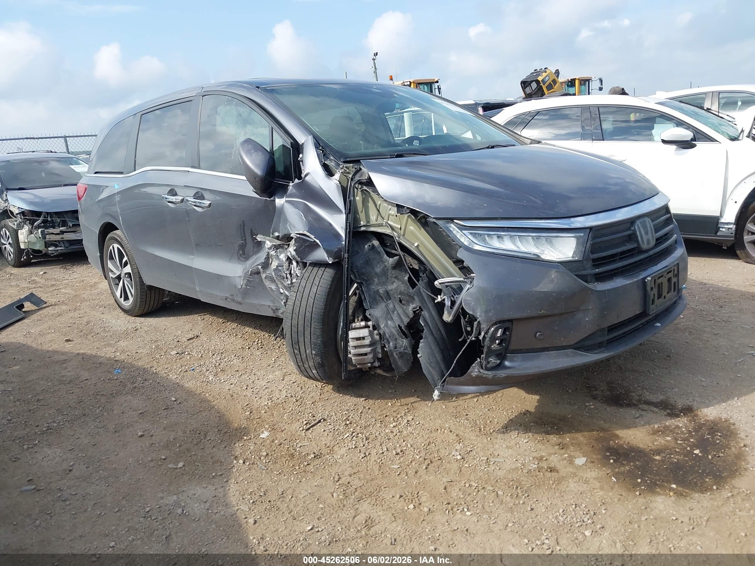 2024 Honda Odyssey Touring, VIN 5FNRL6H84RB021332 — Front end