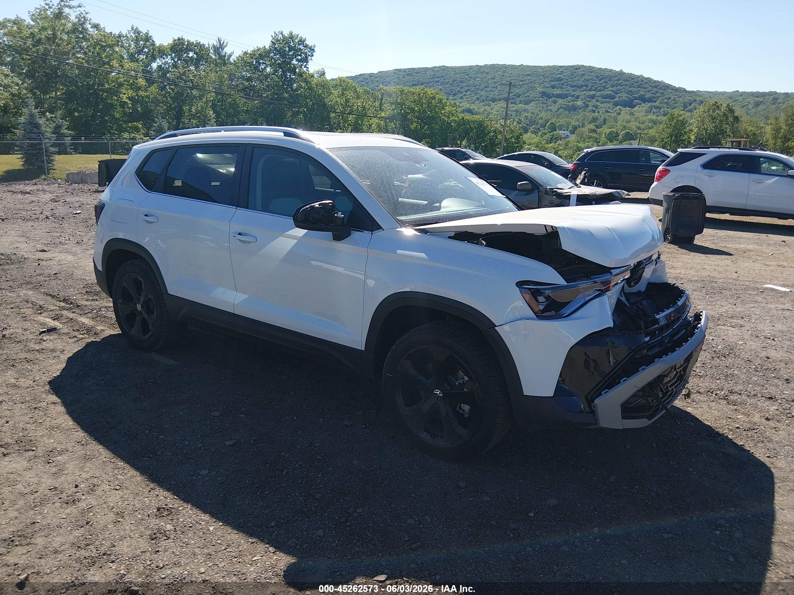 2025 Volkswagen Taos SEL, VIN 3VV4C7B26SM014129 — Front end