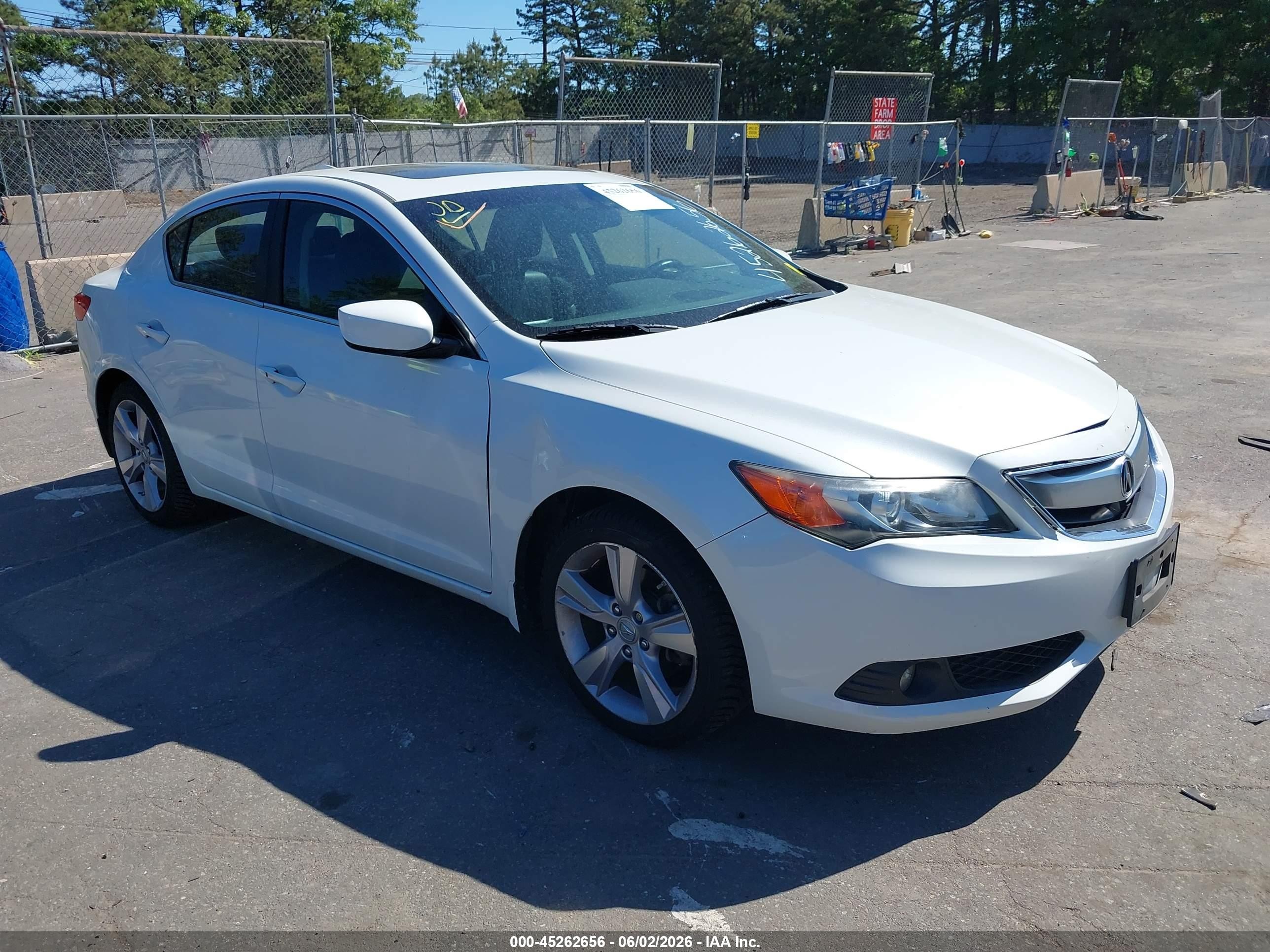 2015 Acura ILX Premium, VIN 19VDE2E52FE000092 — Side