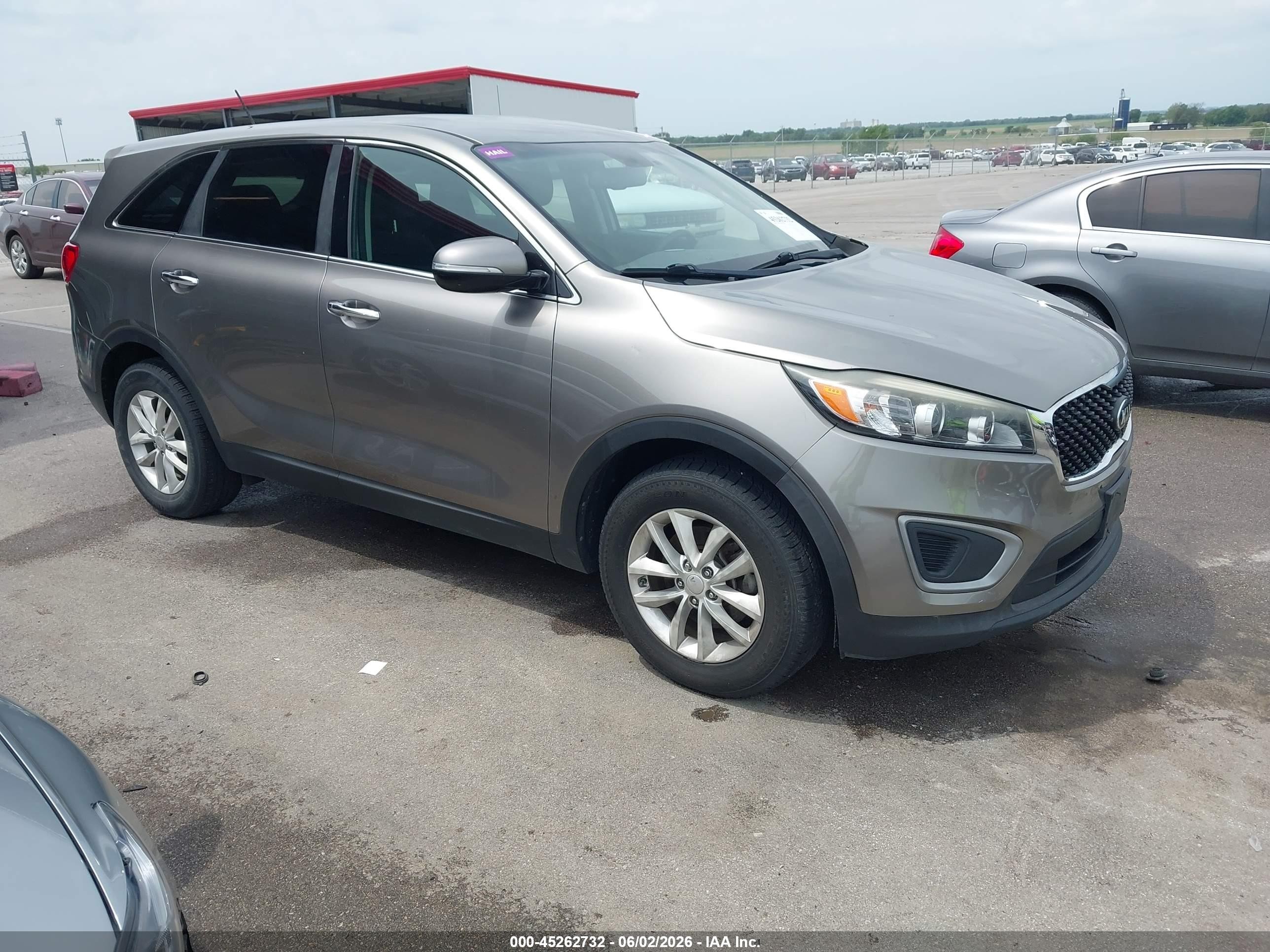 2016 Kia Sorento LX, VIN 5XYPG4A39GG101794 — Front end