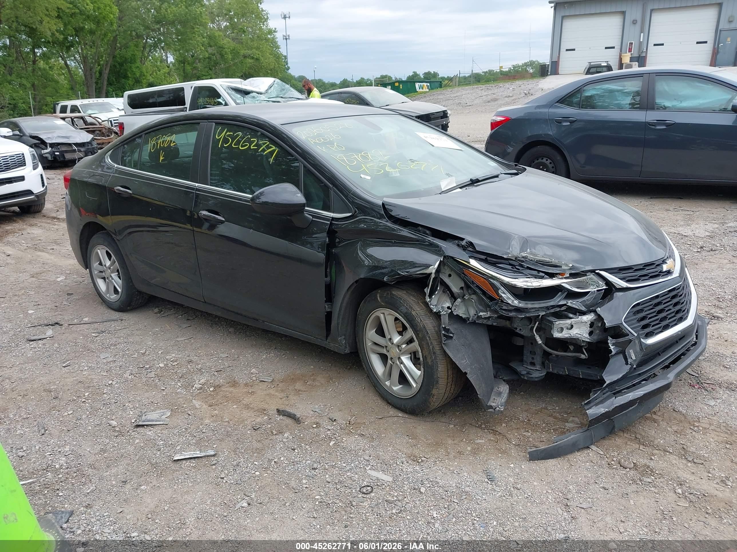 2018 Chevrolet Cruze LT, VIN 1G1BE5SM5J7187082 — Front end