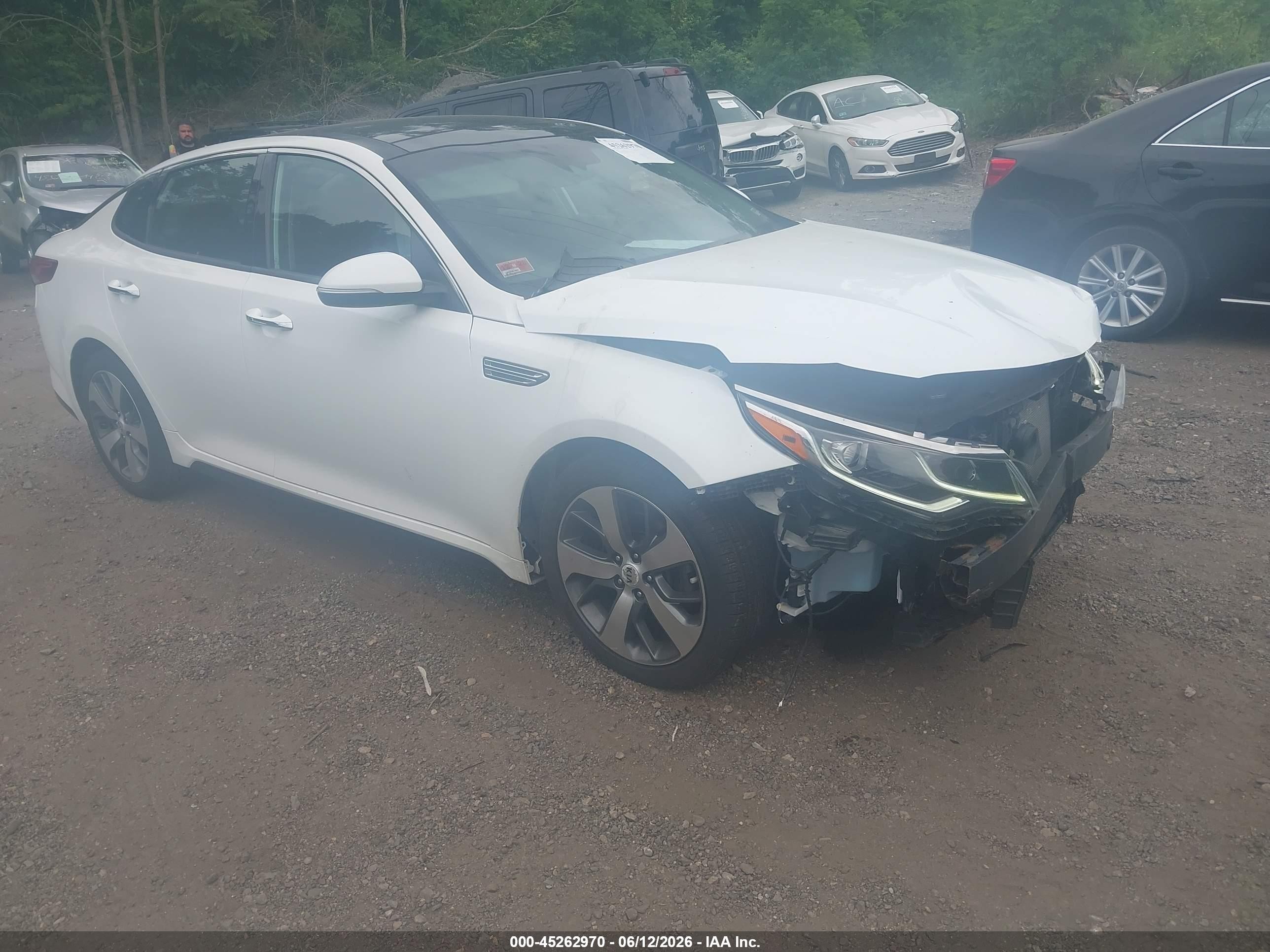 2019 Kia Optima LX, VIN 5XXGT4L37KG369717 — Front end