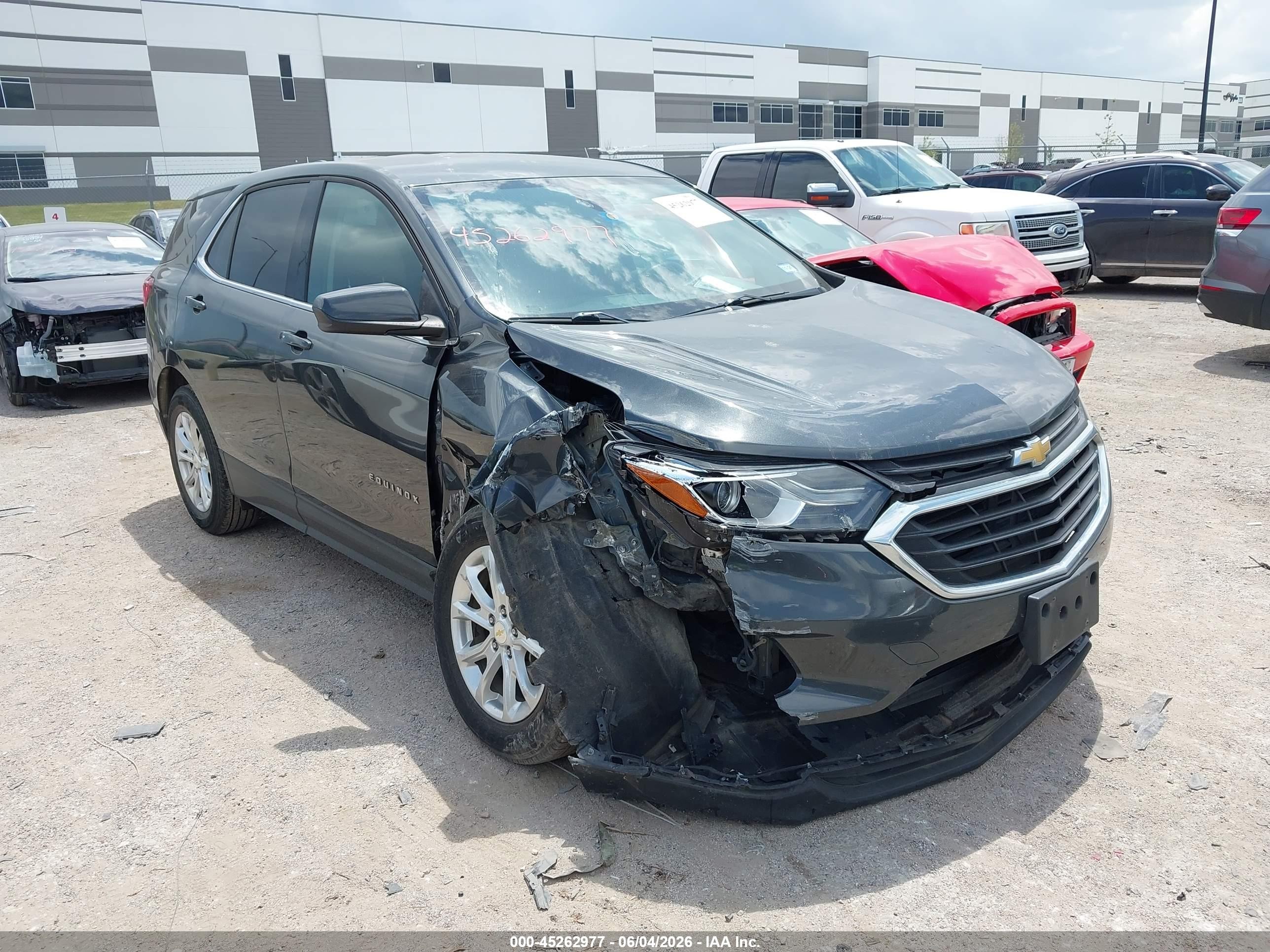 2020 Chevrolet Equinox LT, VIN 2GNAXKEV8L6109289 — Front end