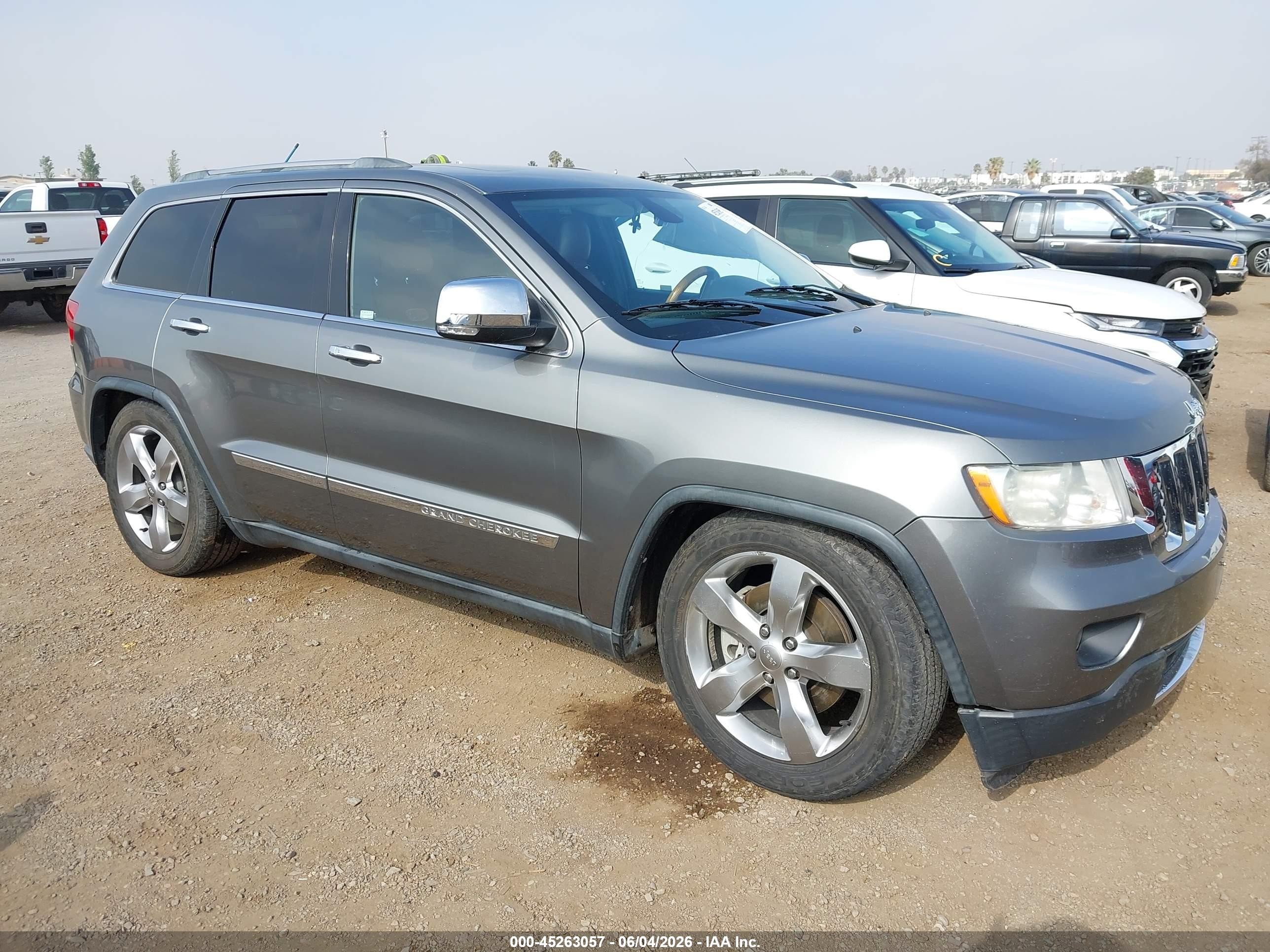 2013 Jeep Grand Cherokee Overland, VIN 1C4RJFCT6DC536551 — Front end