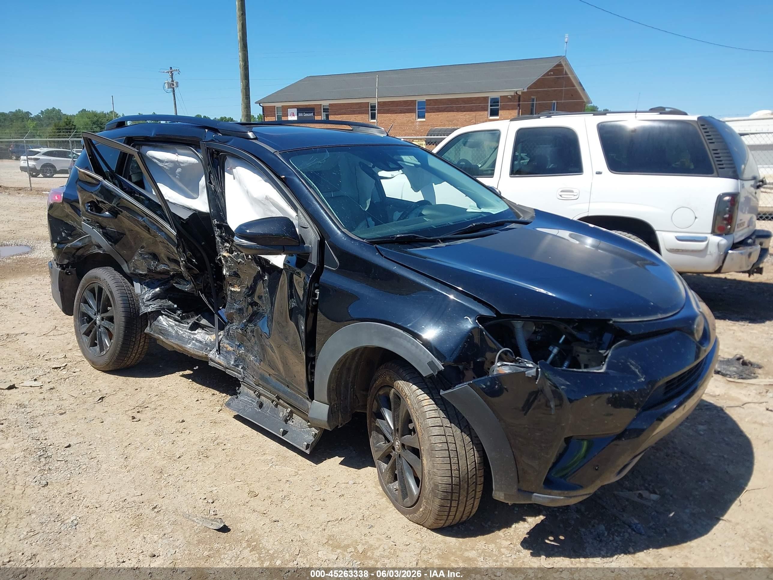 2018 Toyota RAV4 XLE, VIN 2T3RFREV4JW823543 — Side