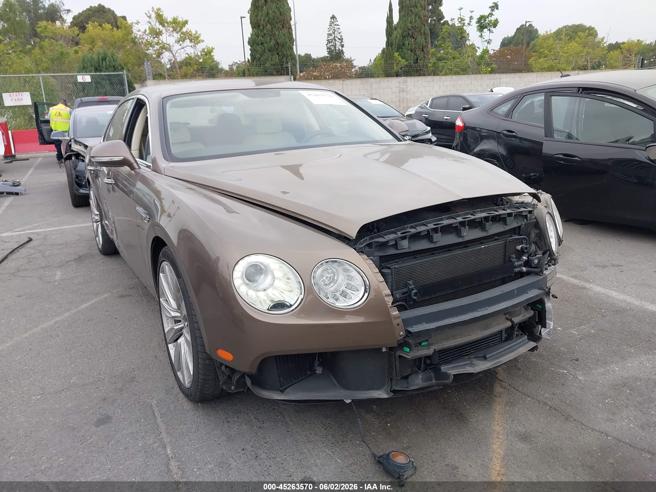 2014 Bentley Flying Spur, VIN SCBEC9ZA2EC090791 — Перед