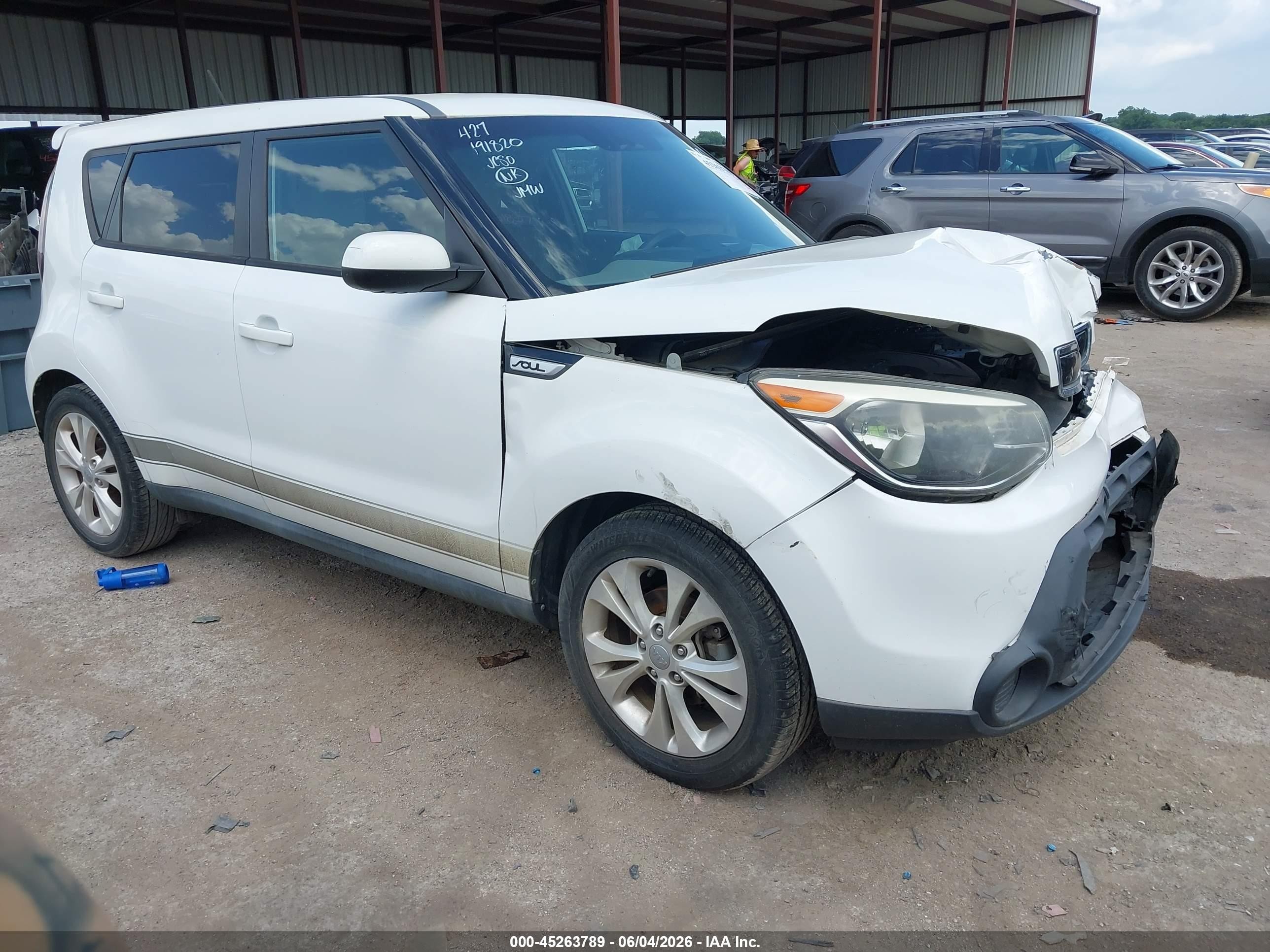 2015 Kia Soul +, VIN KNDJP3A54F7117821 — Front end