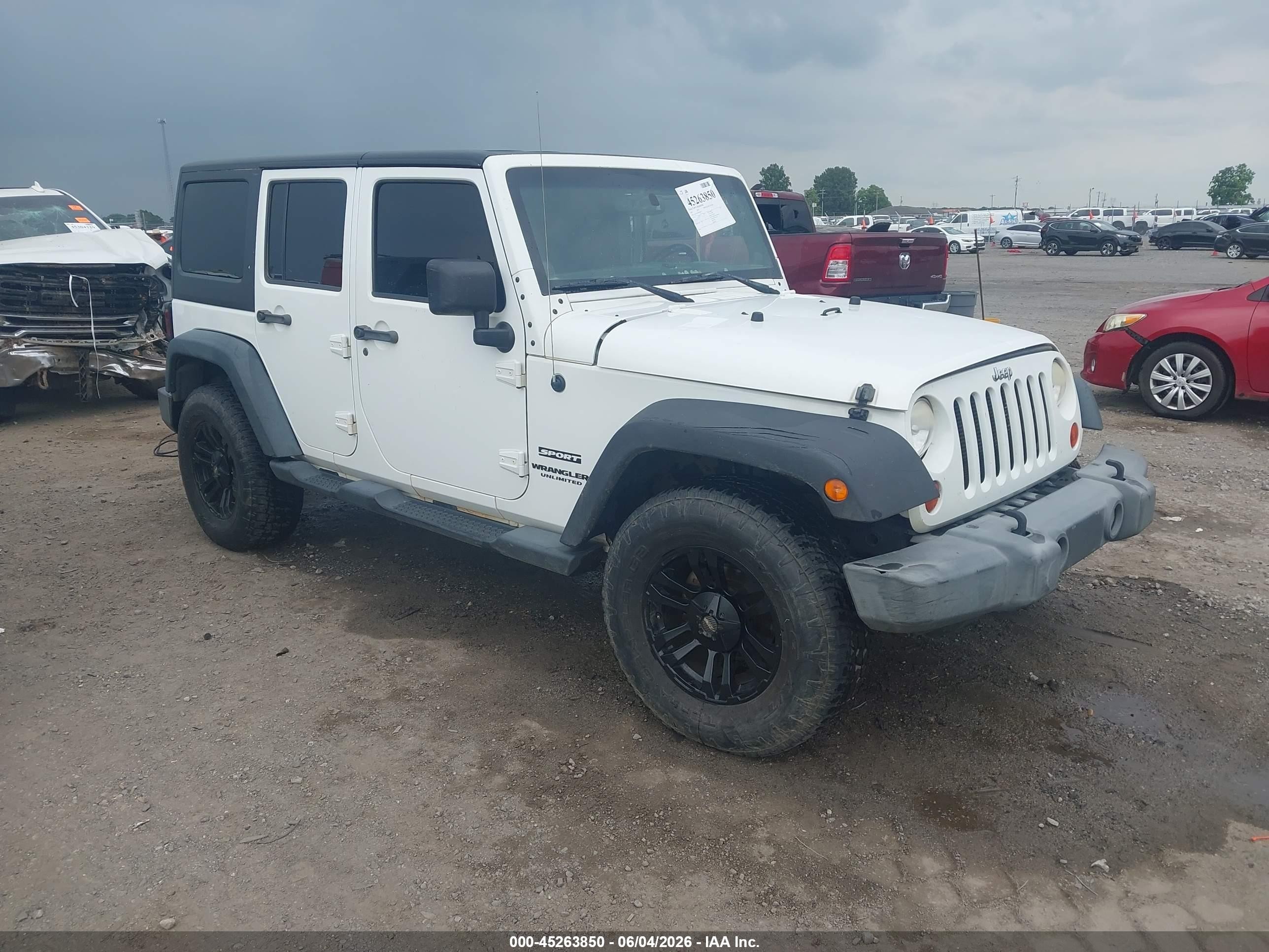 2013 Jeep Wrangler Unlimited Sport, VIN 1C4BJWDG4DL505527 — Side