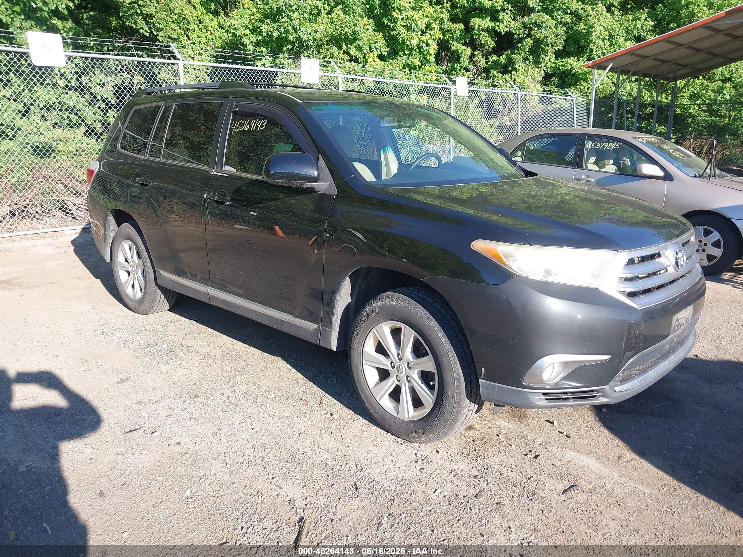 2011 Toyota Highlander SE, VIN 5TDBK3EH2BS053074 — Normal wear