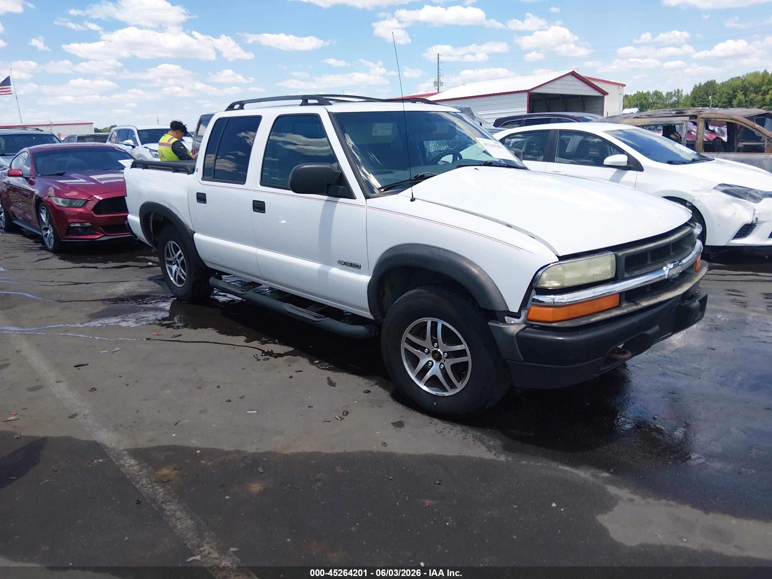 2004 Chevrolet S-10 LS, VIN 1GCDT13X14K139619 — Front end