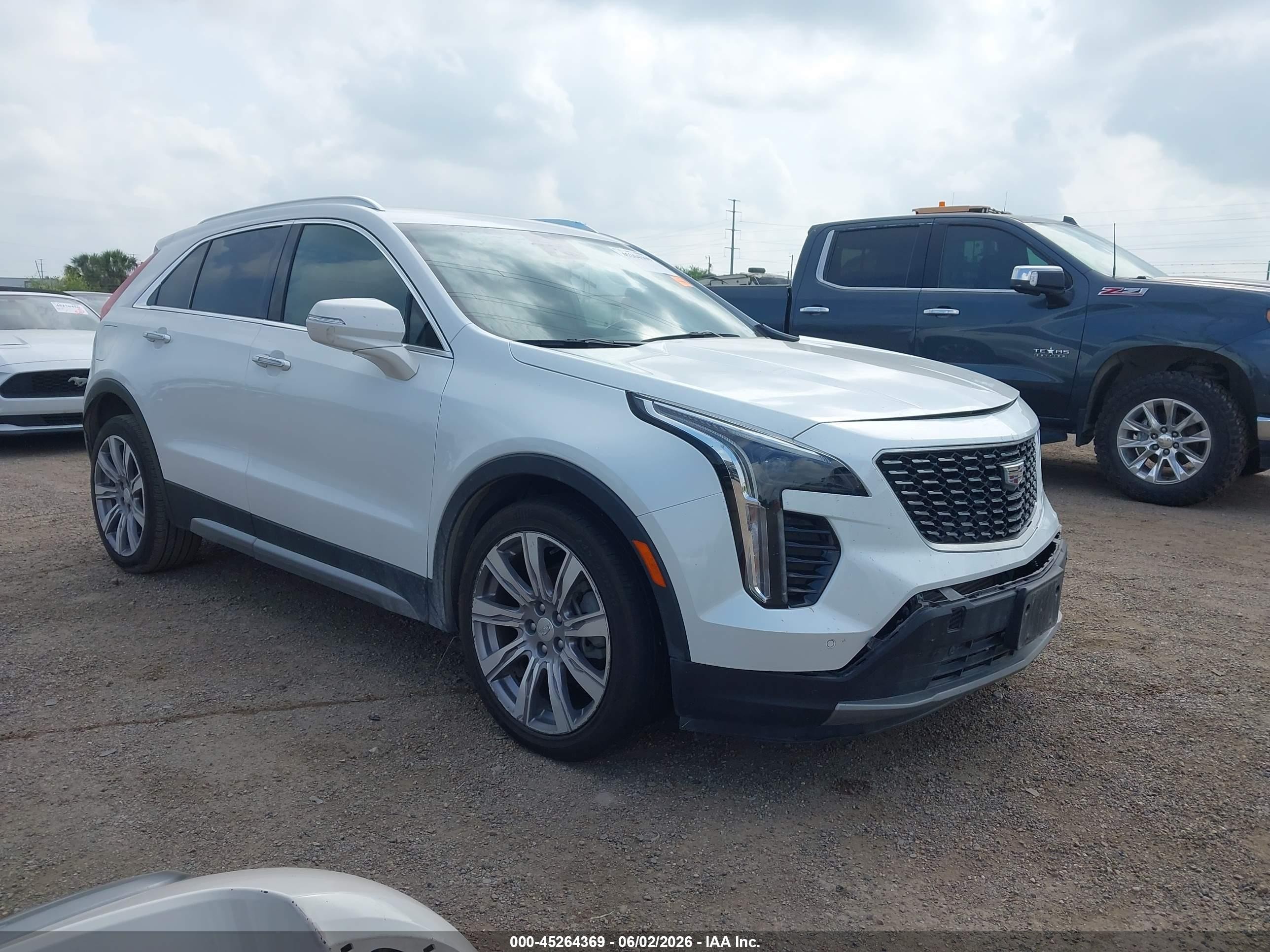 2021 Cadillac XT4 FWD Premium Luxury, VIN 1GYFZCR47MF081227 — Перед