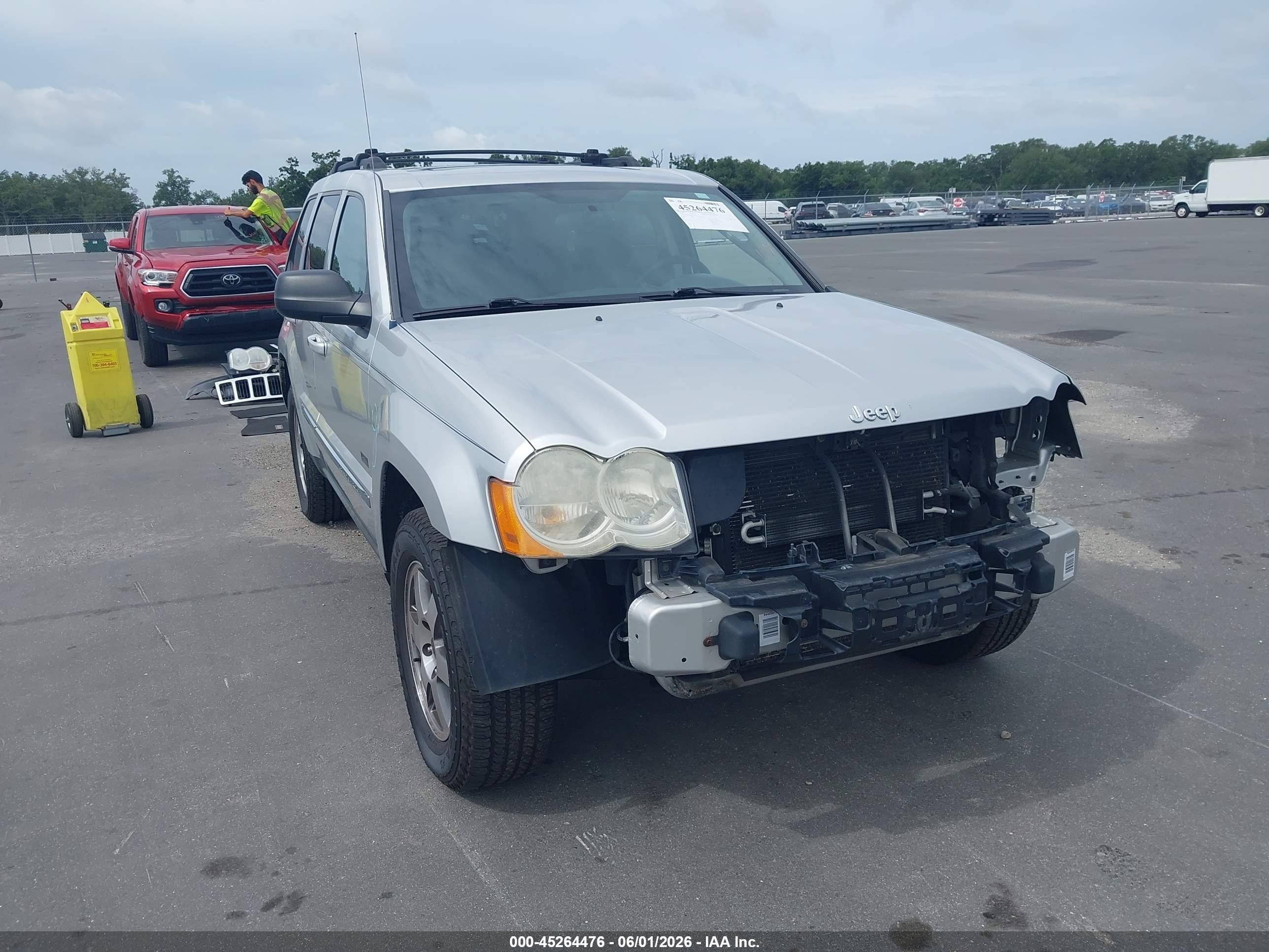 2009 Jeep Grand Cherokee Laredo, VIN 1J8GS48K69C555853 — Front end
