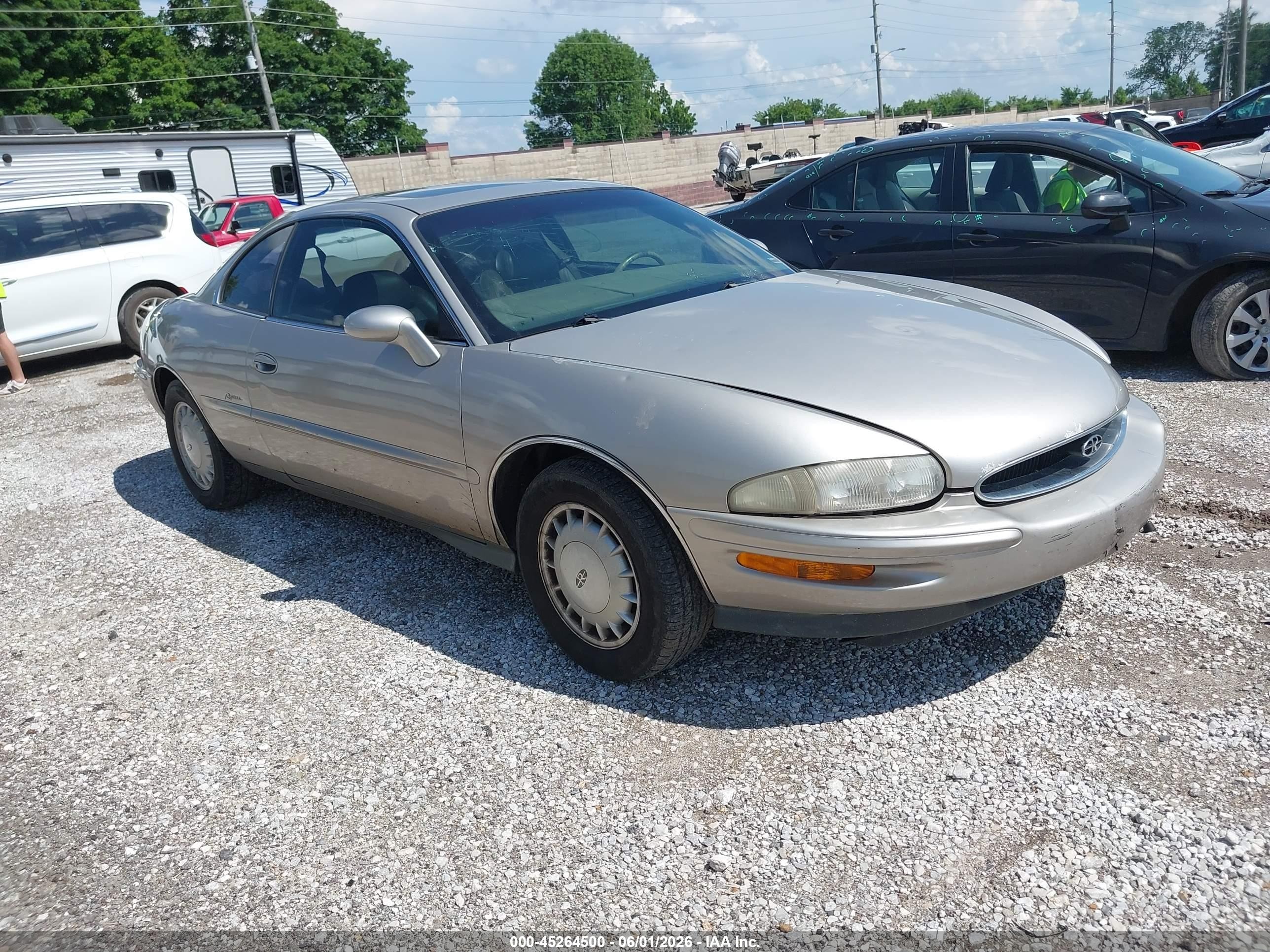 1997 Buick Riviera, VIN 1G4GD22K6V4718046 — Град