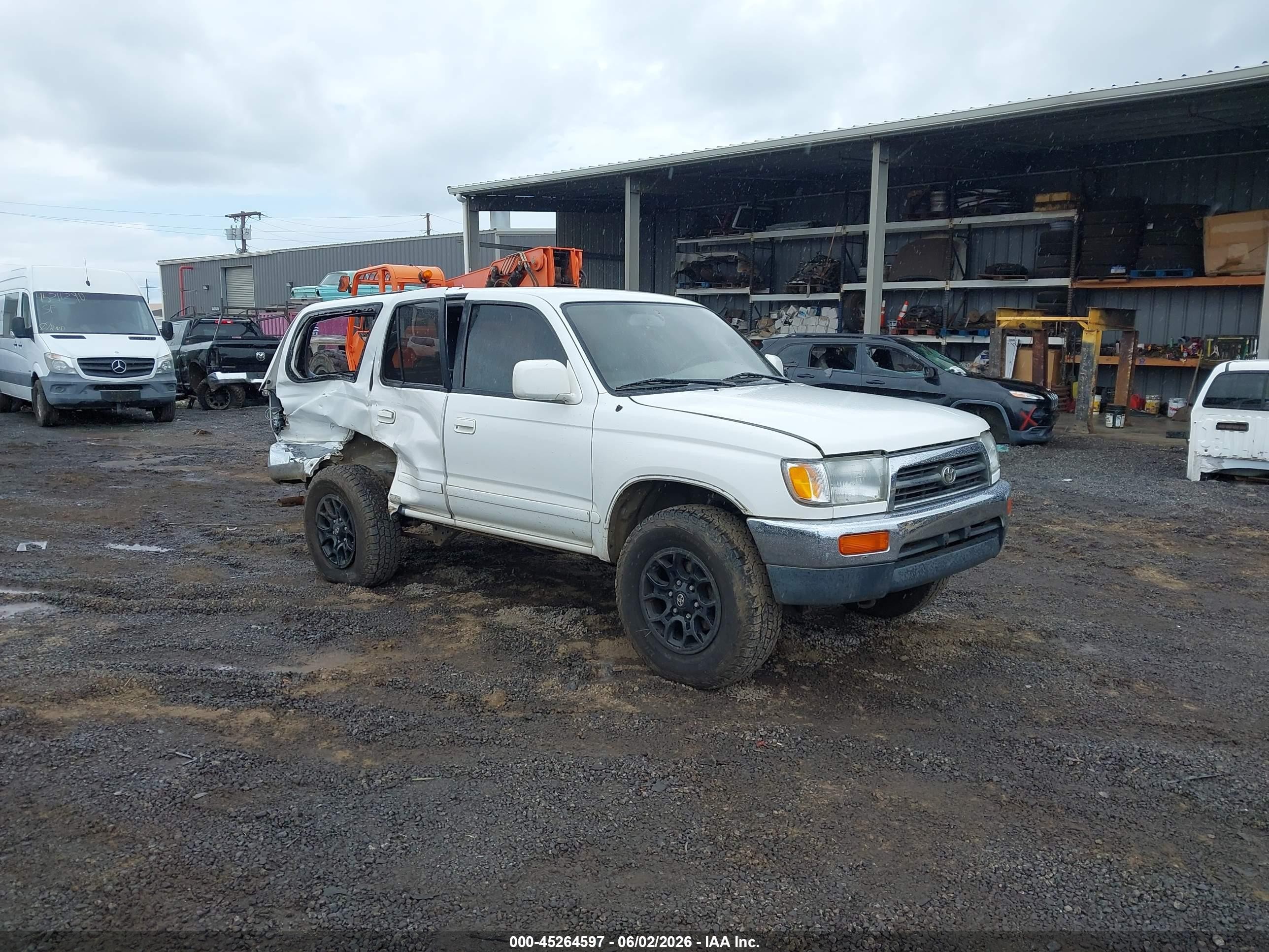 1996 Toyota 4Runner SR5, VIN JT3GN86RXT0007180 — Rear end