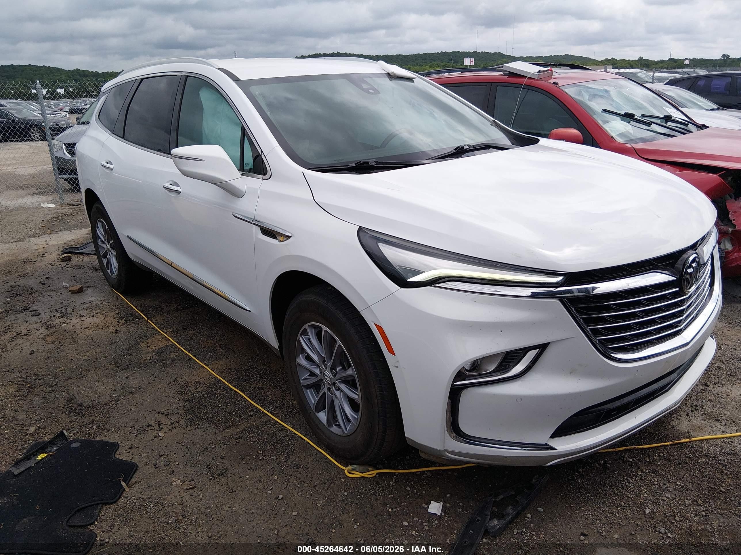 2024 Buick Enclave Premium, VIN 5GAERCKW2RJ116002 — Бок