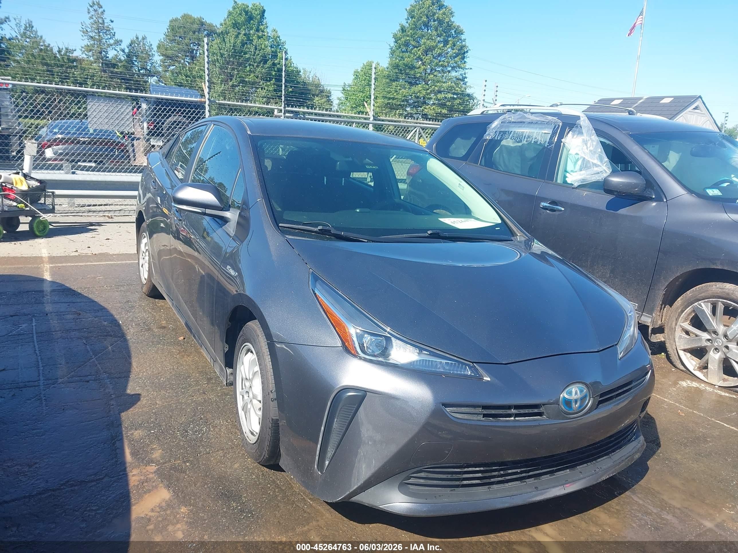 2020 Toyota Prius LE, VIN JTDKARFU3L3119054 — Side