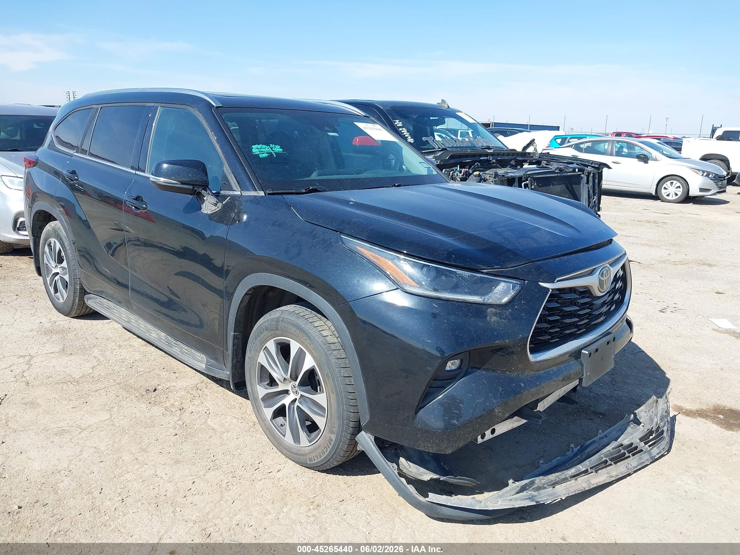 2021 Toyota Highlander XLE, VIN 5TDGZRAH2MS536691 — Front end