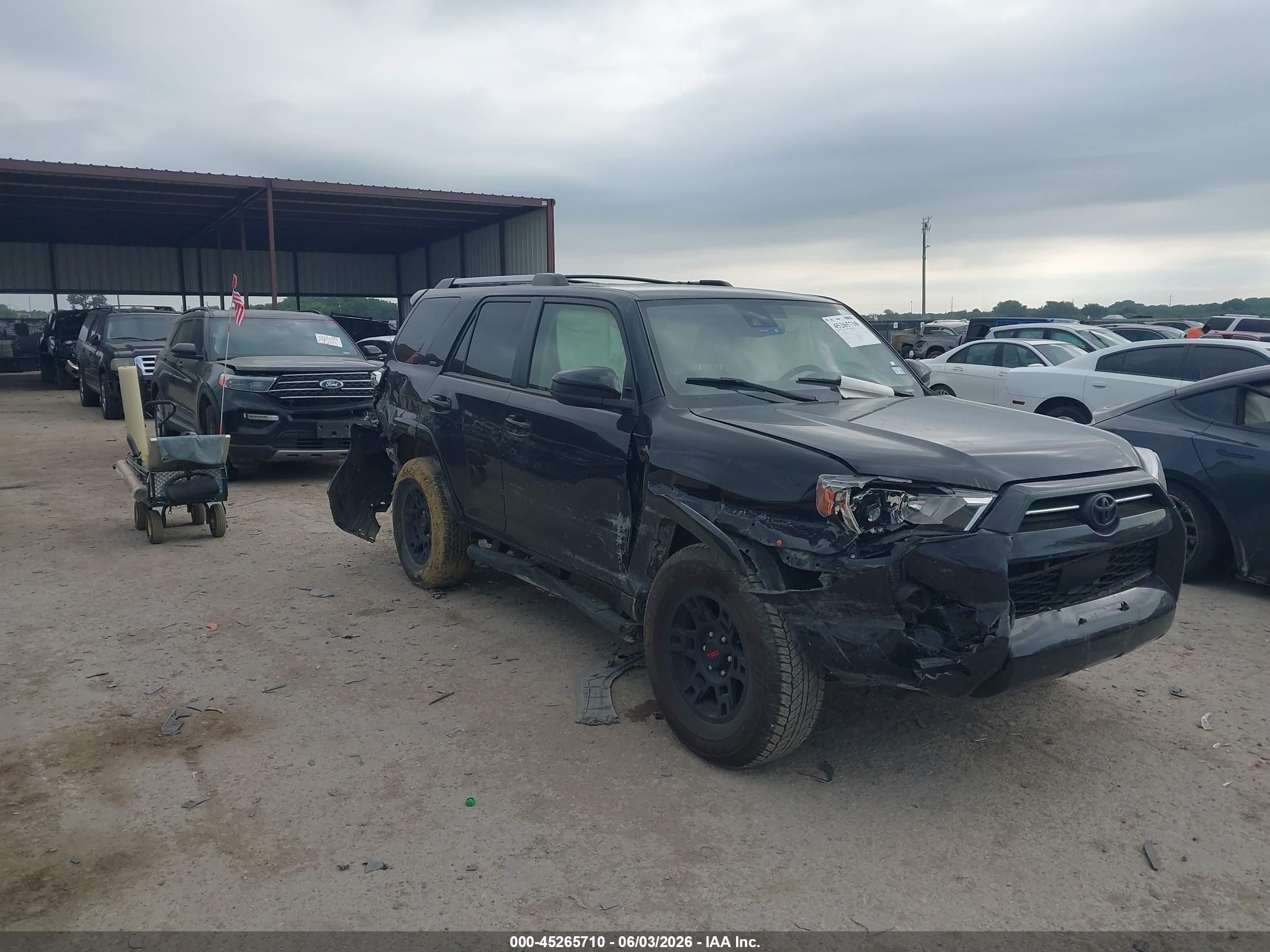 2023 Toyota 4Runner SR5, VIN JTEEU5JR2P5299312 — Бок