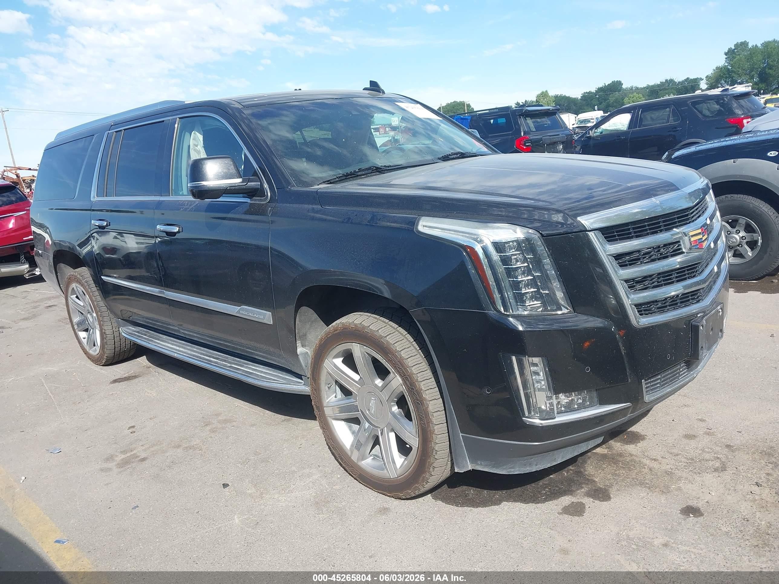 2019 Cadillac Escalade ESV Premium Luxury, VIN 1GYS4JKJ3KR367007 — Side