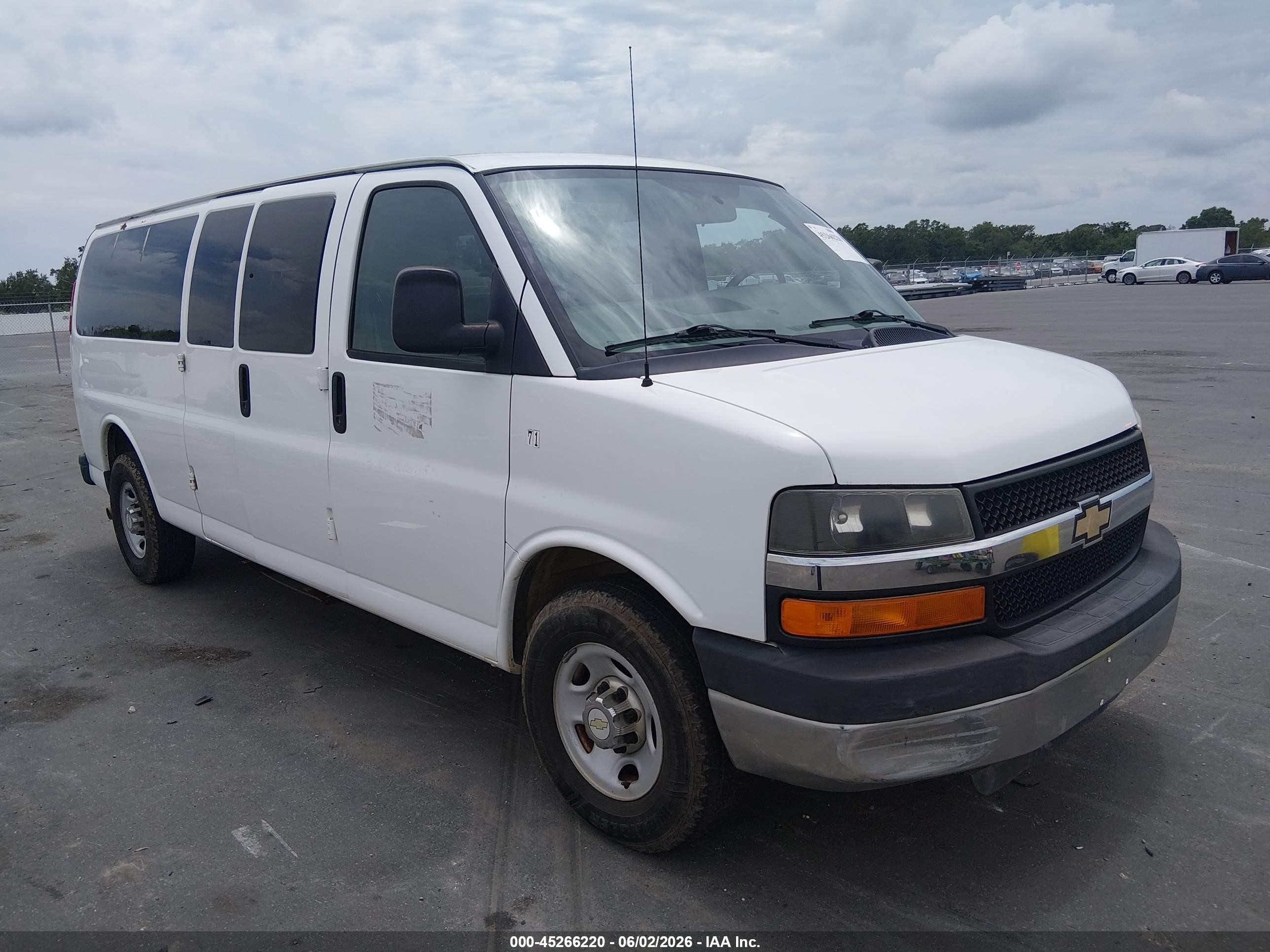 2014 Chevrolet Express Passenger LT, VIN 1GAZG1FG2E1175065 — Normal wear