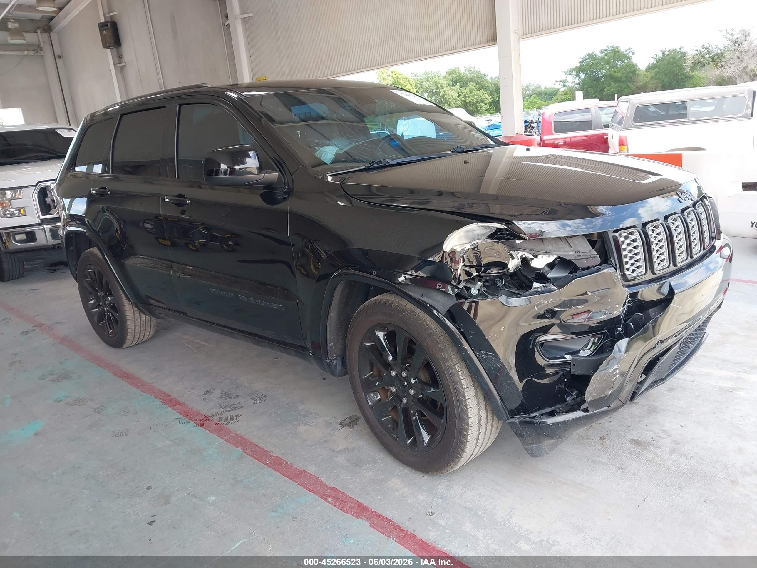 2020 Jeep Grand Cherokee Altitude, VIN 1C4RJEAG1LC181559 — Front end