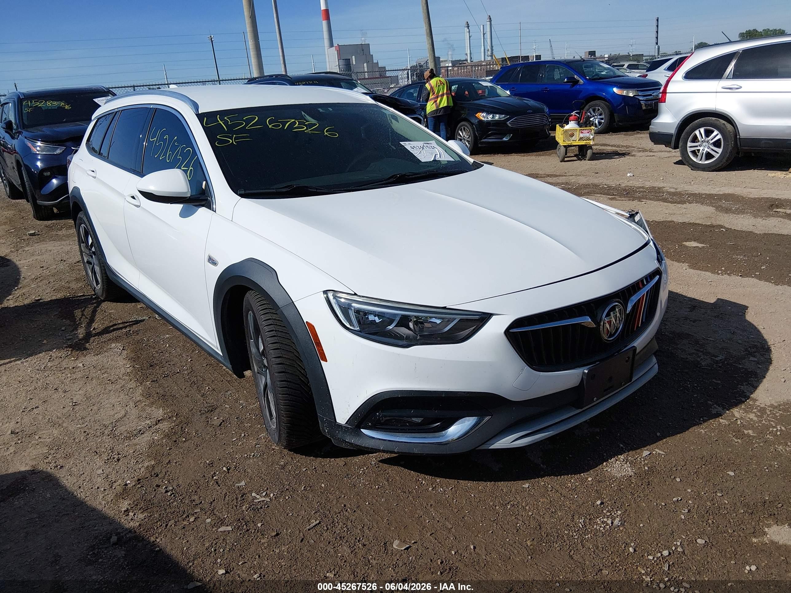 2018 Buick Regal Preferred, VIN W04GU8SX4J1078606 — Front end