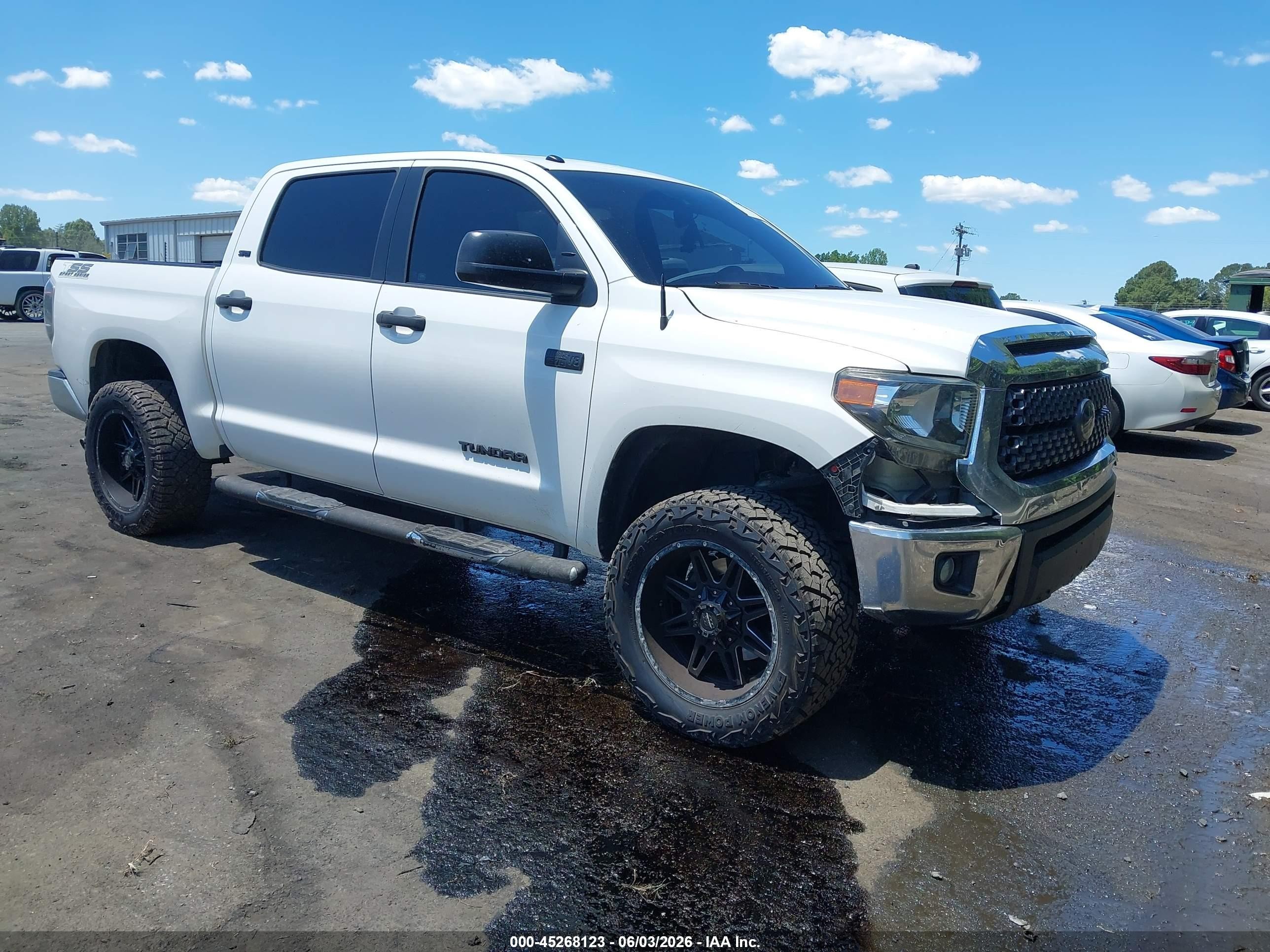 2018 Toyota Tundra SR5, VIN 5TFDW5F15JX748779 — Перед
