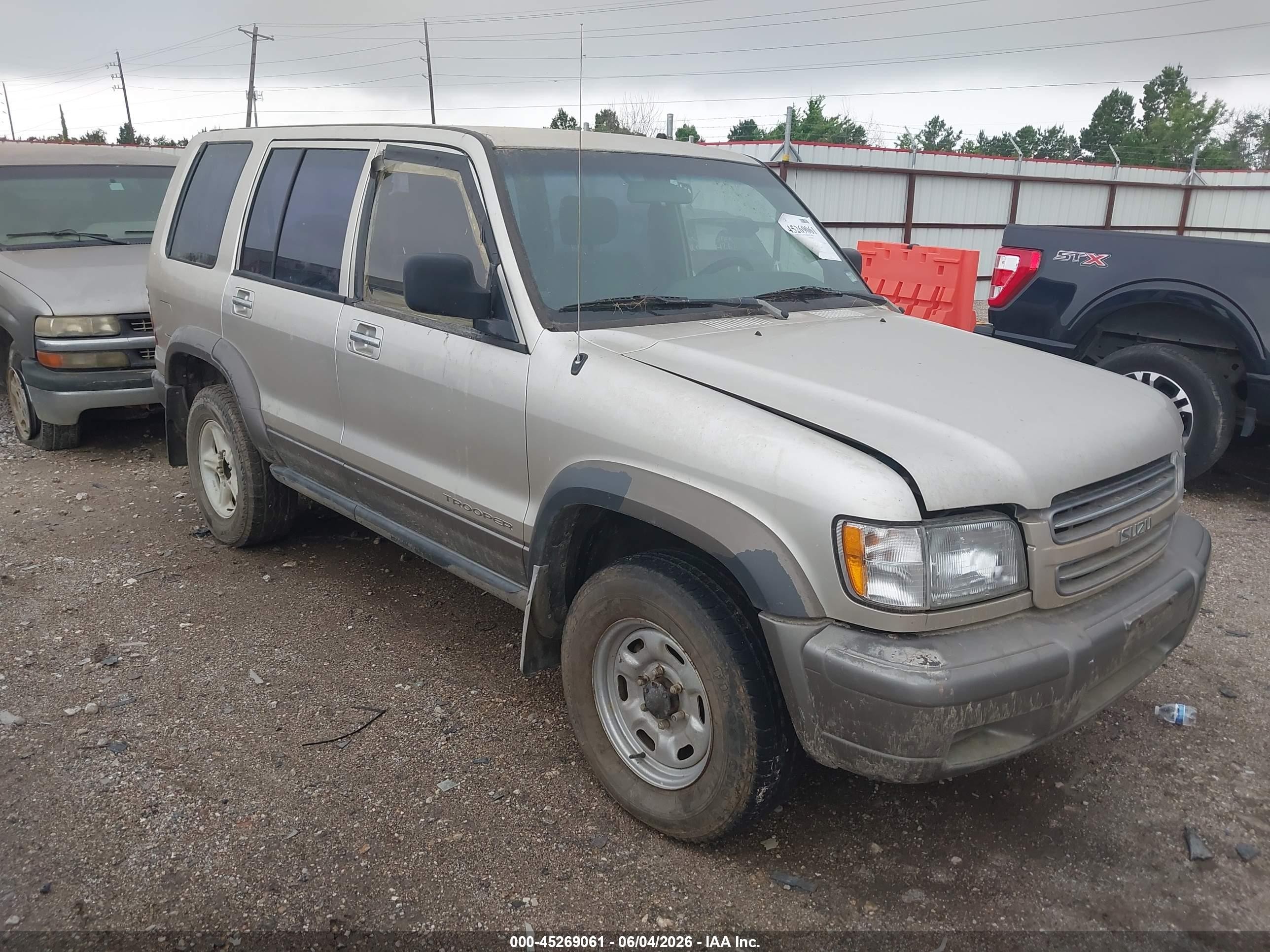 2000 Isuzu Trooper S, VIN JACDS58X8Y7J14436 — Normal wear