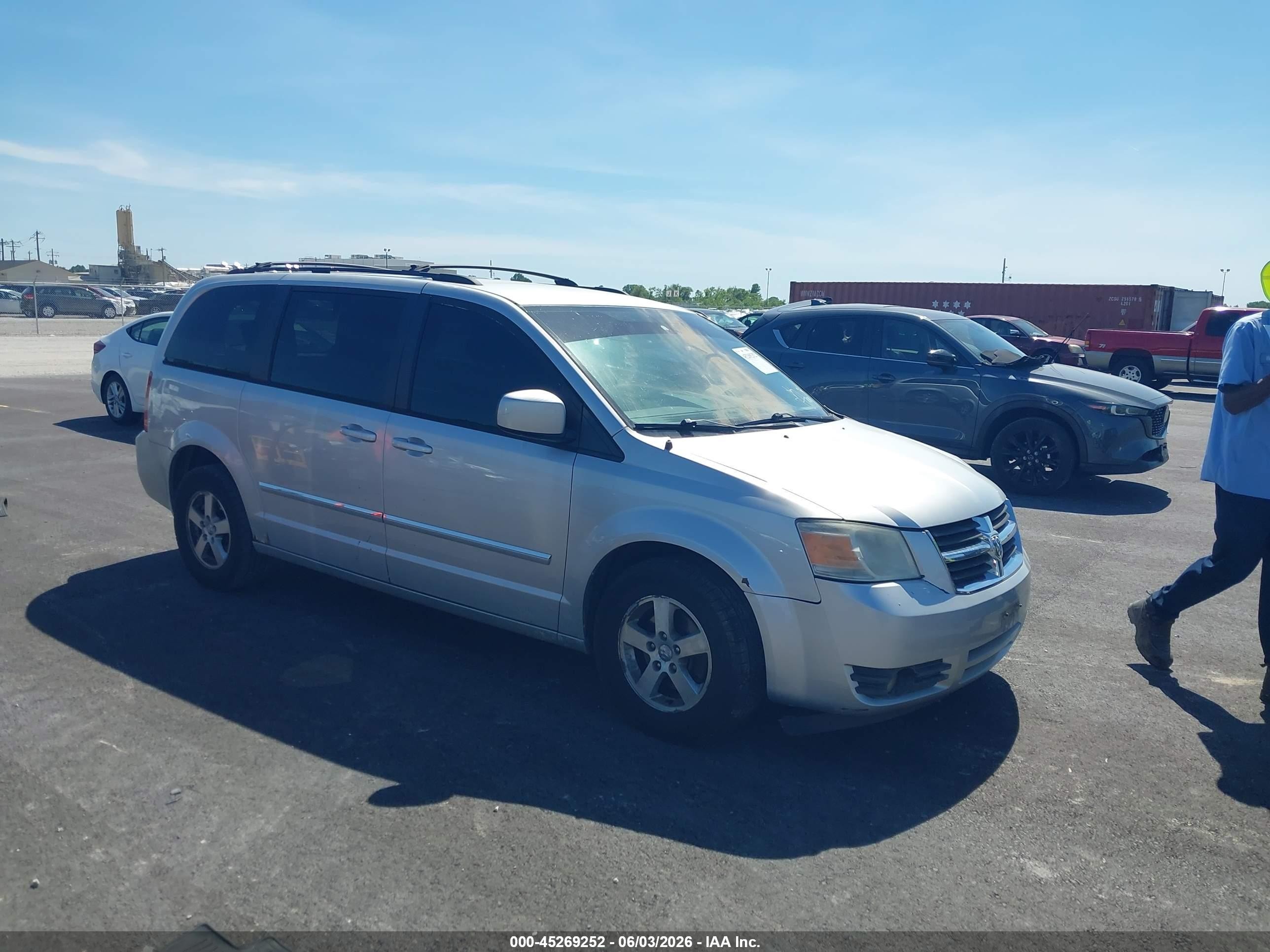 2008 Dodge Grand Caravan SXT, VIN 2D8HN54P98R626156 — Front end